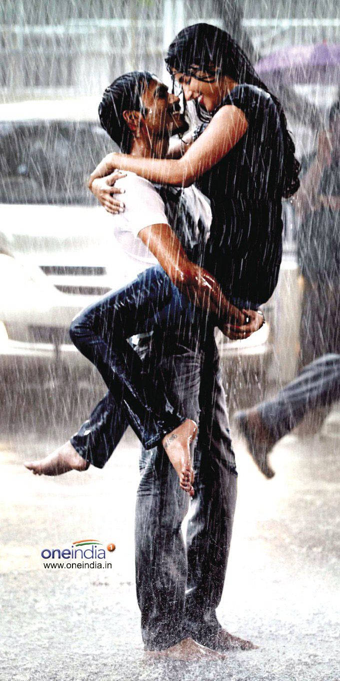 電影 桌布 壁紙 — 一對情侶在傾盆大雨中熱情擁抱，雨水順著他們的臉龐和濕透的衣服流下。
