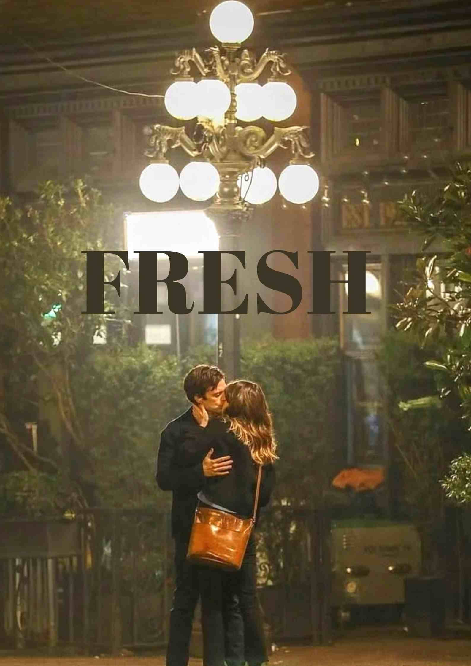 清新 桌布 壁紙 — 一對情侶在夜晚昏暗的城市庭院中，在閃爍的華麗街燈下親吻。