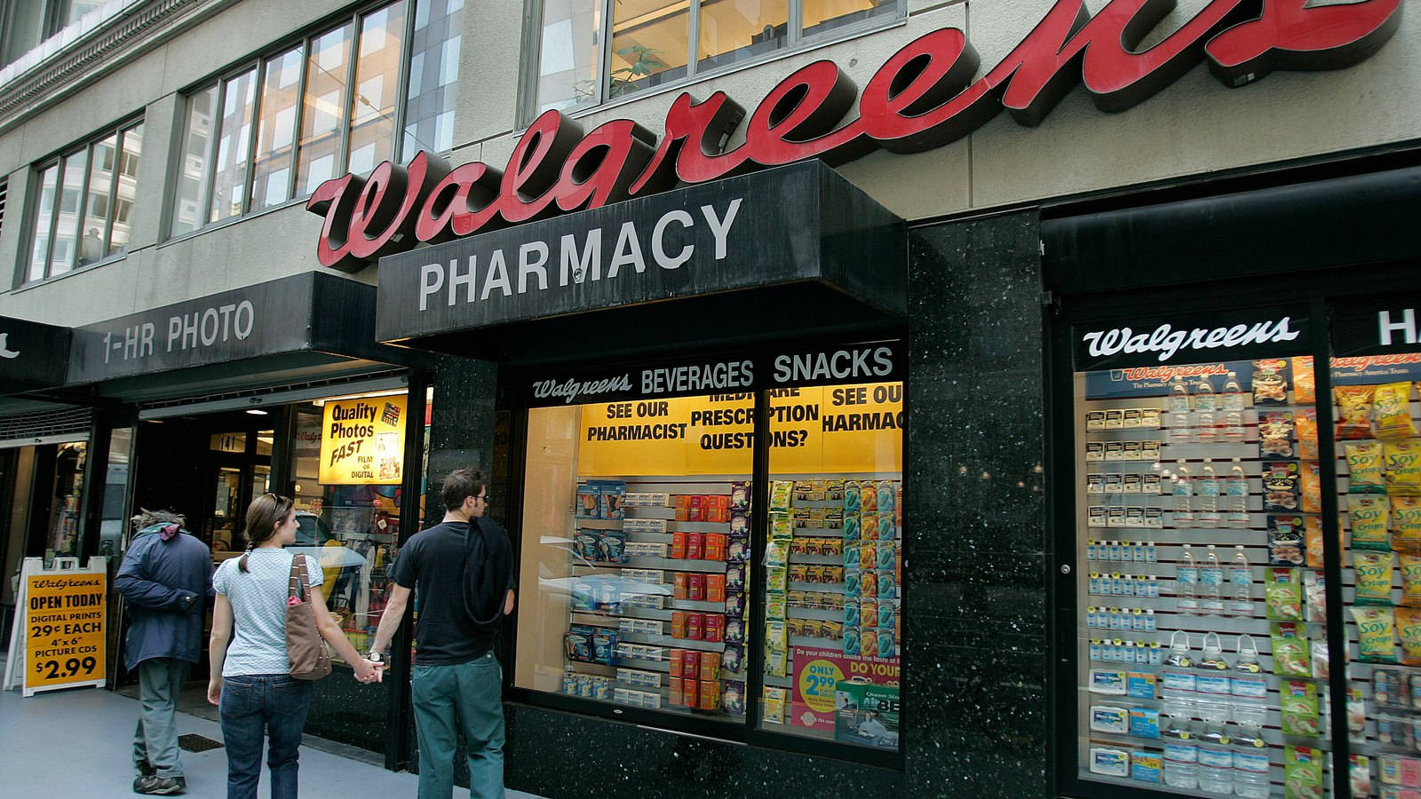 人們走過一間有零食和飲品陳列的Walgreens藥房。