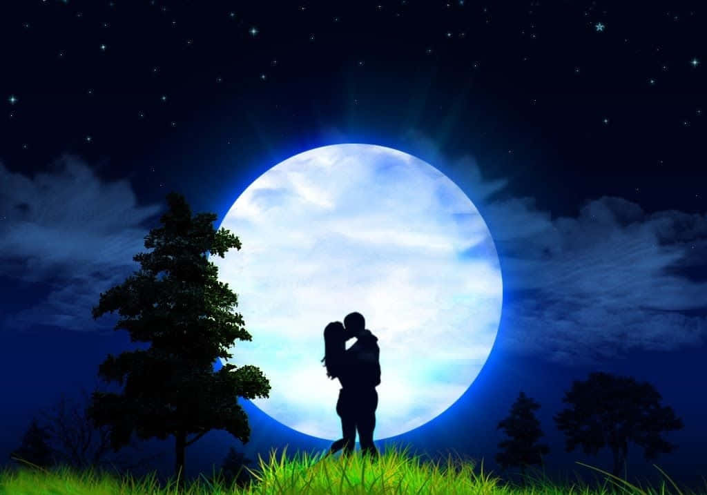 月光 桌布 壁紙 — 一對情侶在繁星點點的夜空中，於巨大發光的月亮下接吻的浪漫剪影，伴隨著發光的草地。
