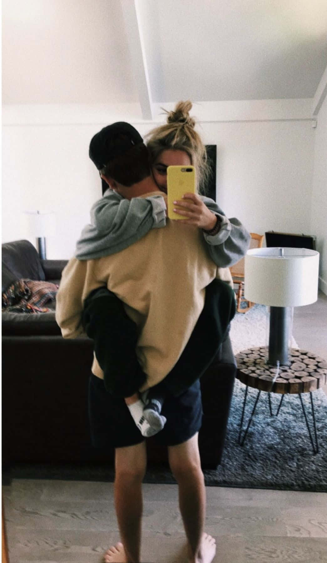 Cute Boyfriend 桌布 壁紙 — 一對情侶在舒適的客廳中擁抱，女方被伴侶抱起時自拍。