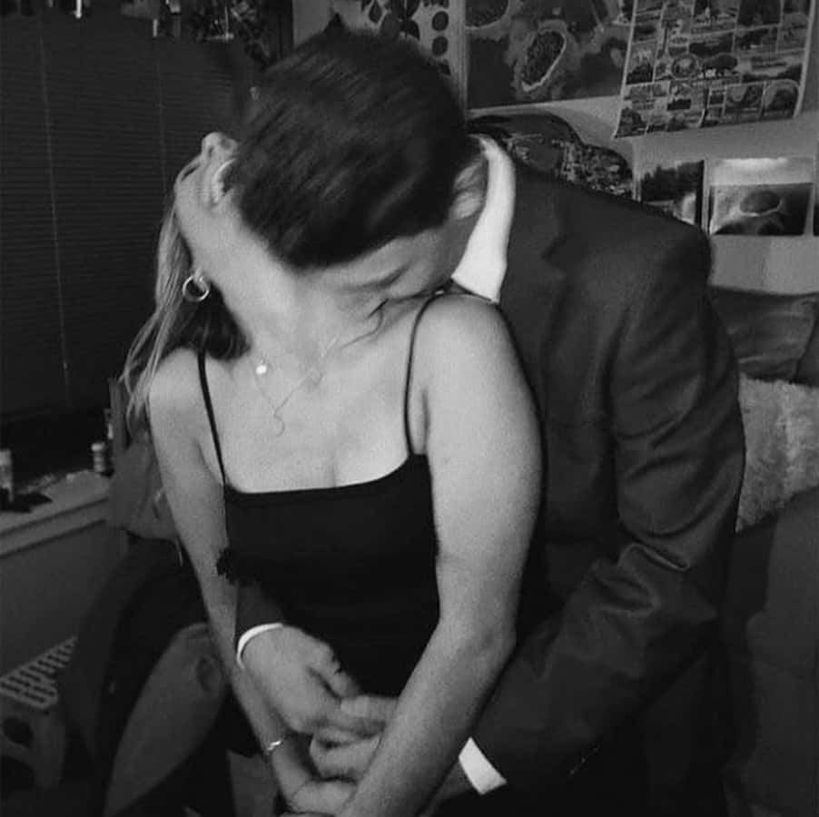 Cute Boyfriend 桌布 壁紙 — 一對情侶在舒適的室內環境中擁抱親吻的黑白親密時刻。