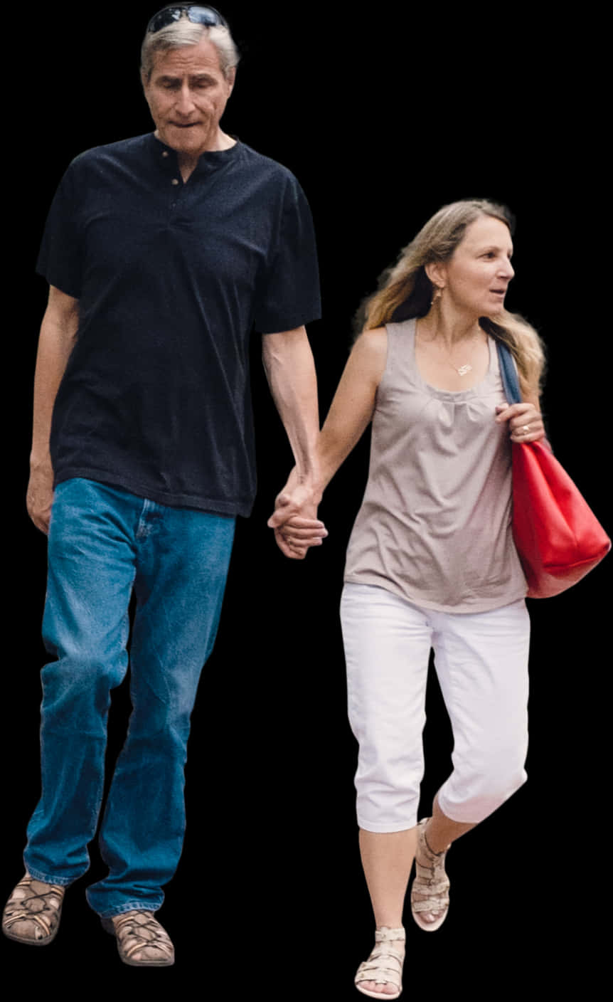 一對手牽手散步的男女 壁紙 — 一對年長夫婦手牽手走在純黑背景前，女士拿著紅色手袋，兩人都穿著休閒服裝。