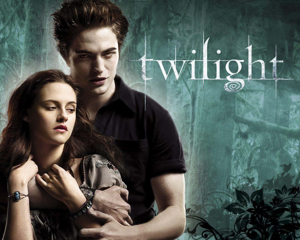 twilight 桌布 壁紙 — 一對浪漫情侶在迷霧森林中擁抱，標題「Twilight」以風格化的白色文字發光。