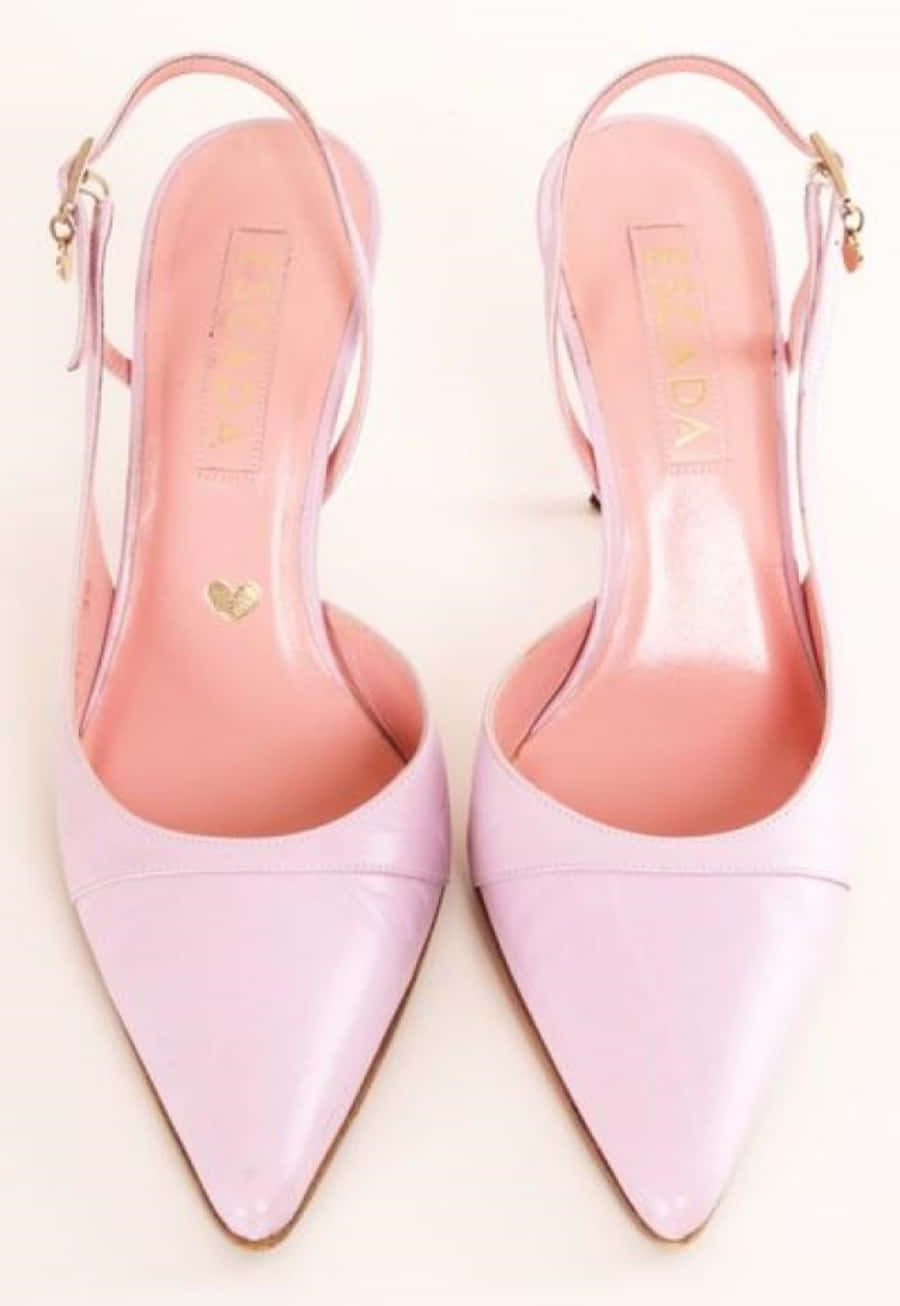 Pink Shoes 桌布 壁紙 — 一對淺粉紅色漆皮露跟高跟鞋，帶有金色心形細節和品牌標籤。
