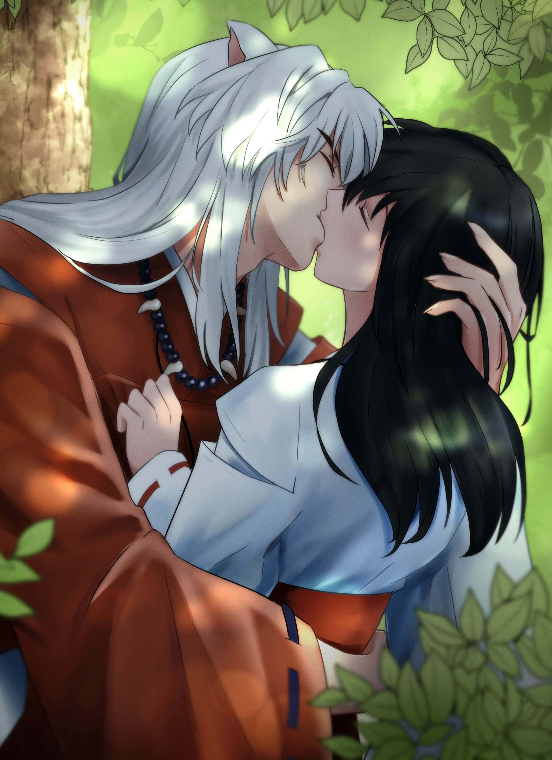 Inuyasha And Kagome 桌布 壁紙 — 一對溫柔的動漫情侶在寧靜的森林中，透過茂密綠葉的斑駁陽光下接吻。