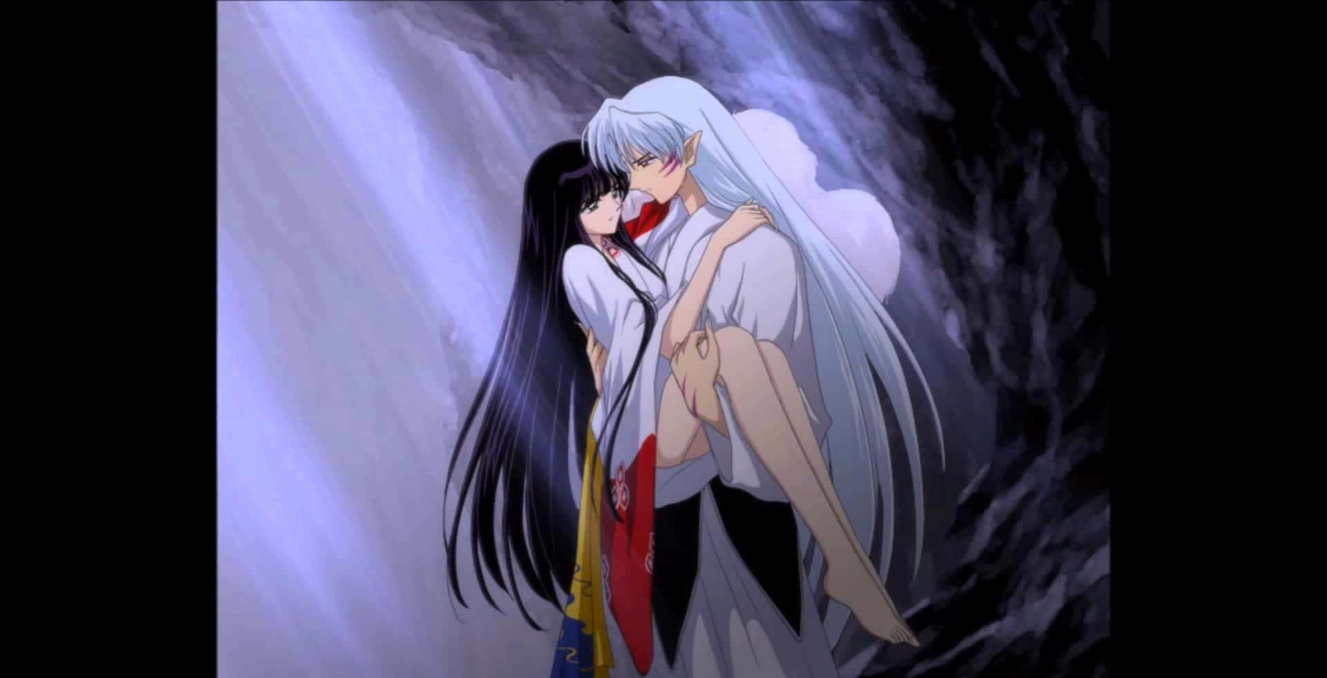Sesshomaru 桌布 壁紙 — 一對溫柔的動漫情侶在黑暗洞穴中發光的瀑布下擁抱，他們的白色長袍與霧藍色的光線形成對比。