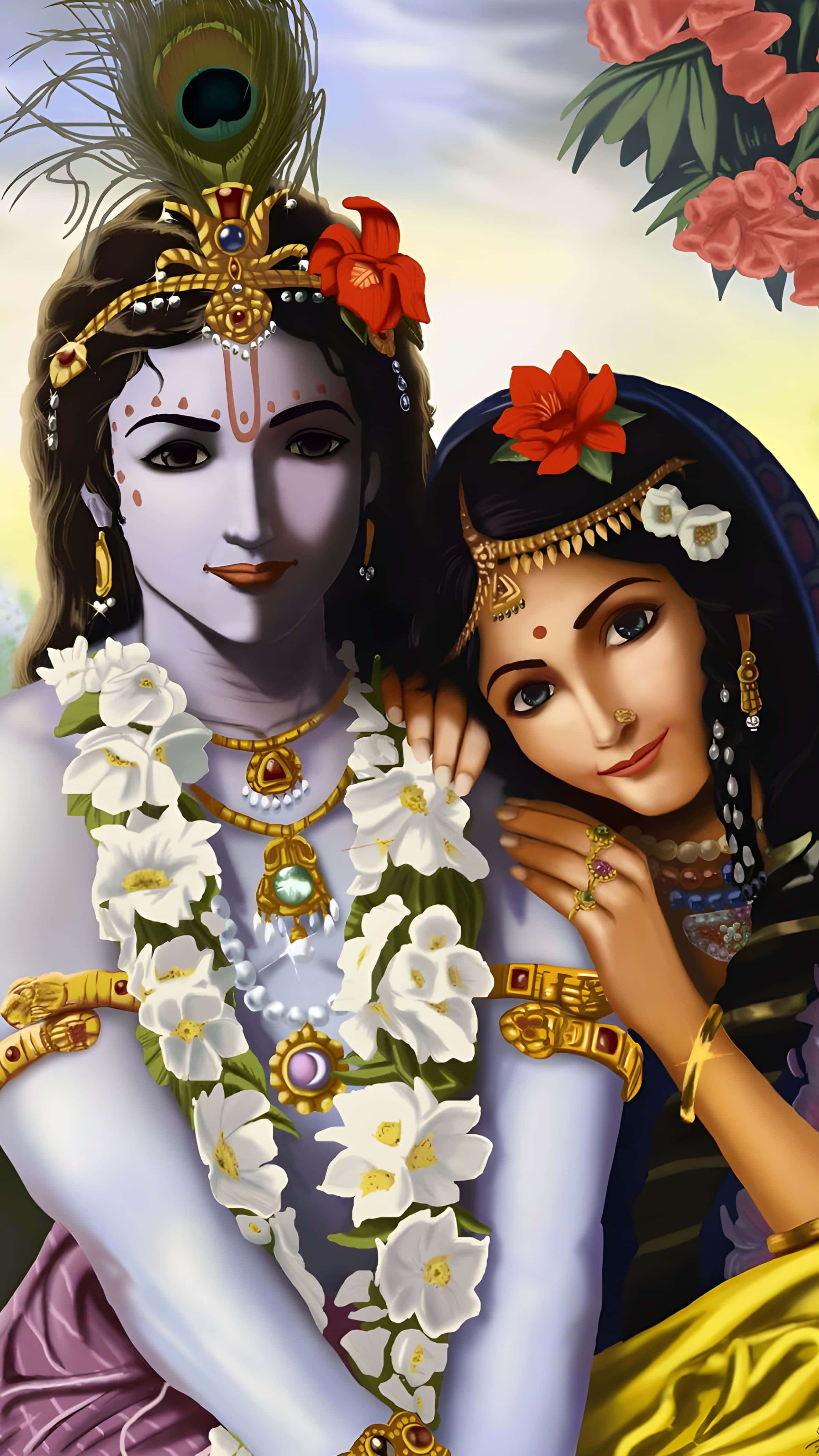 Radha Krishna 桌布 壁紙 — 一對神聖的夫婦，佩戴著金色珠寶和白色花環，在柔和的天空下，伴隨著孔雀羽毛和粉紅花朵相擁。