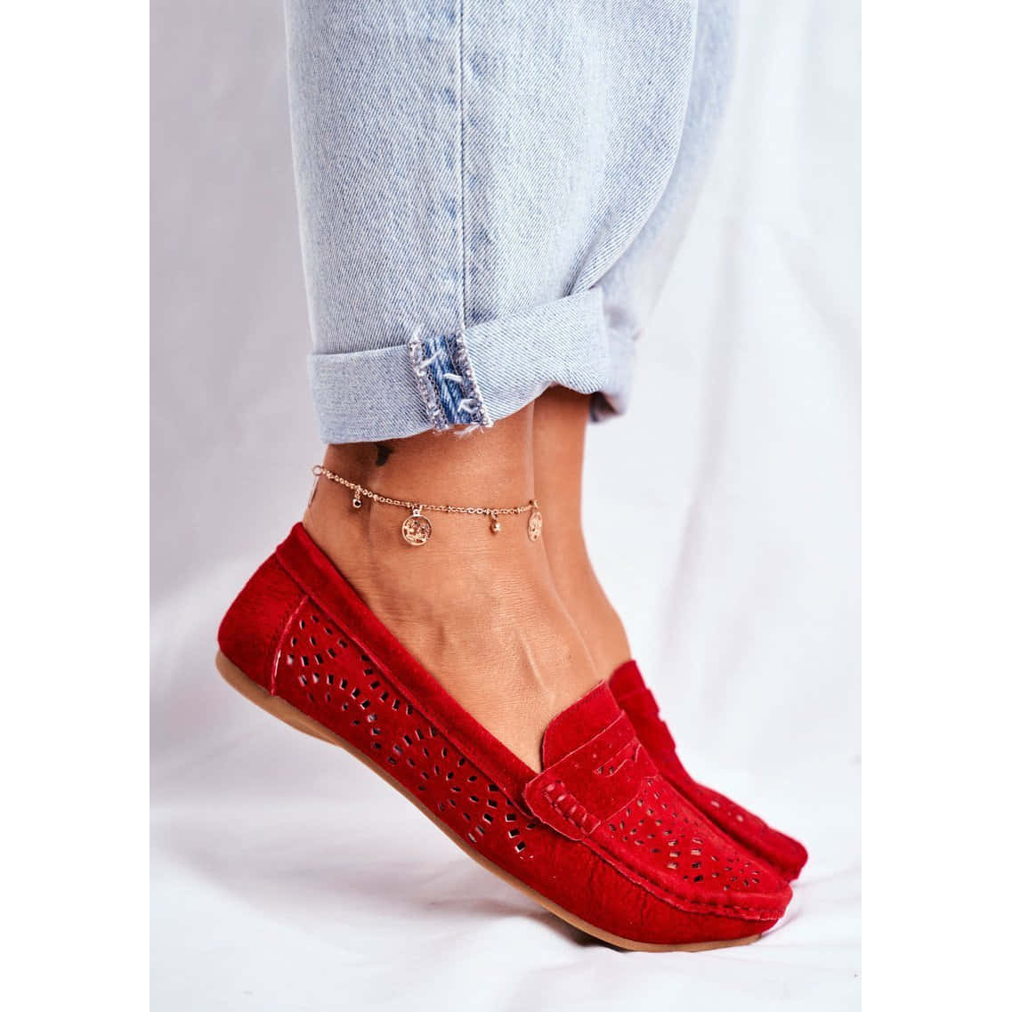Red Shoes 桌布 壁紙 — 一對穿著鮮紅色麂皮樂福鞋、帶有鏤空圖案的腳部特寫，搭配捲邊淺藍色牛仔褲。