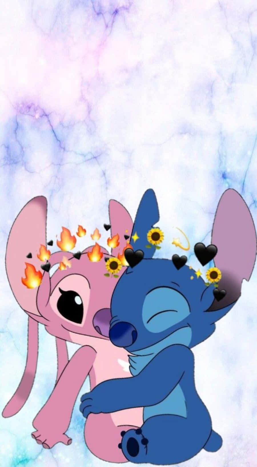 Love Stitch And Angel 桌布 壁紙 — 一對藍色和粉紅色的卡通外星人情侶擁抱，向日葵、心形和火焰在他們周圍漂浮，背景是雲石紋天空。