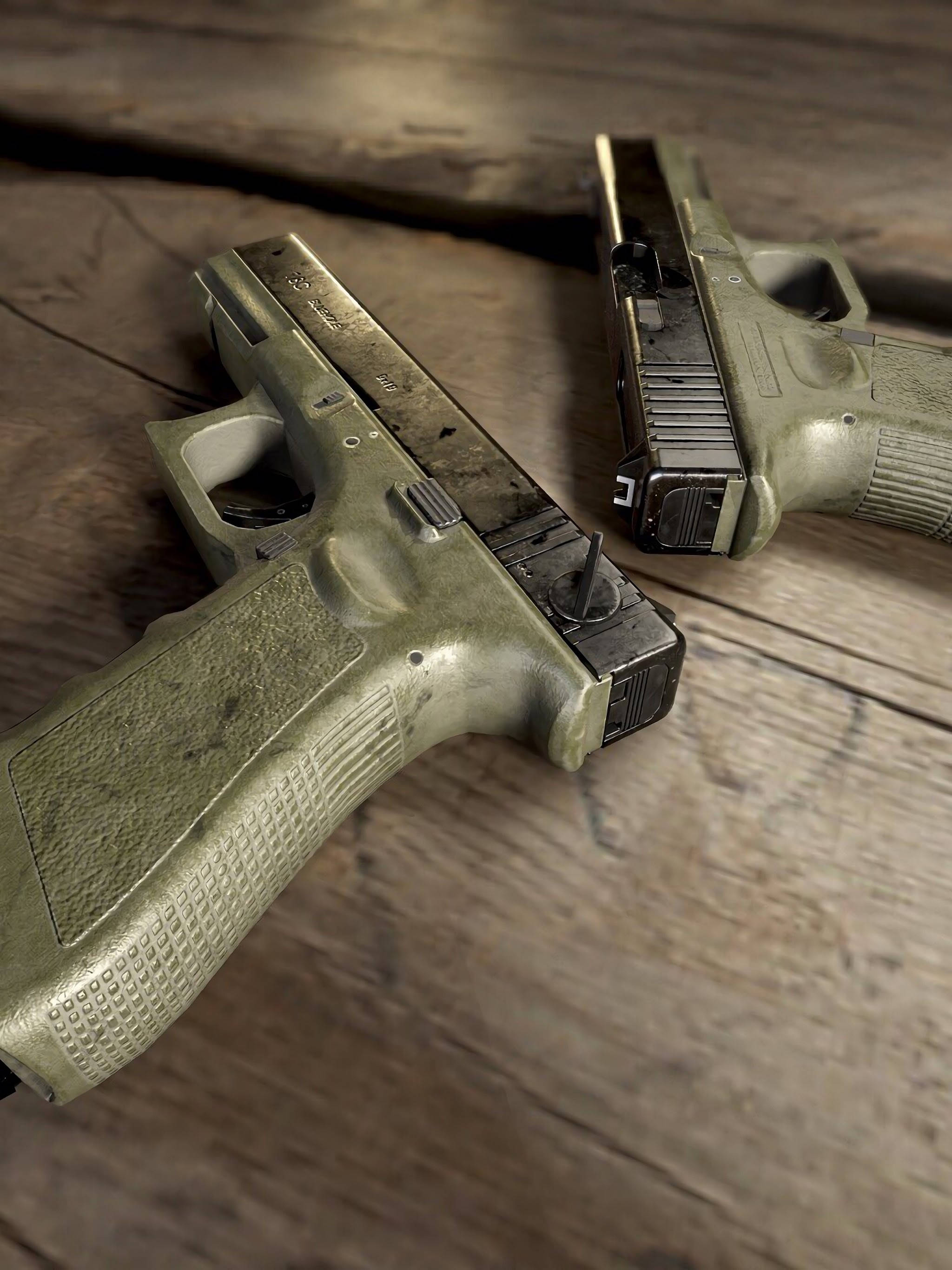 一對軍綠 Glock 壁紙 — 兩把橄欖綠手槍放在經風化的木質表面上，具有逼真的紋理和柔和的光線。