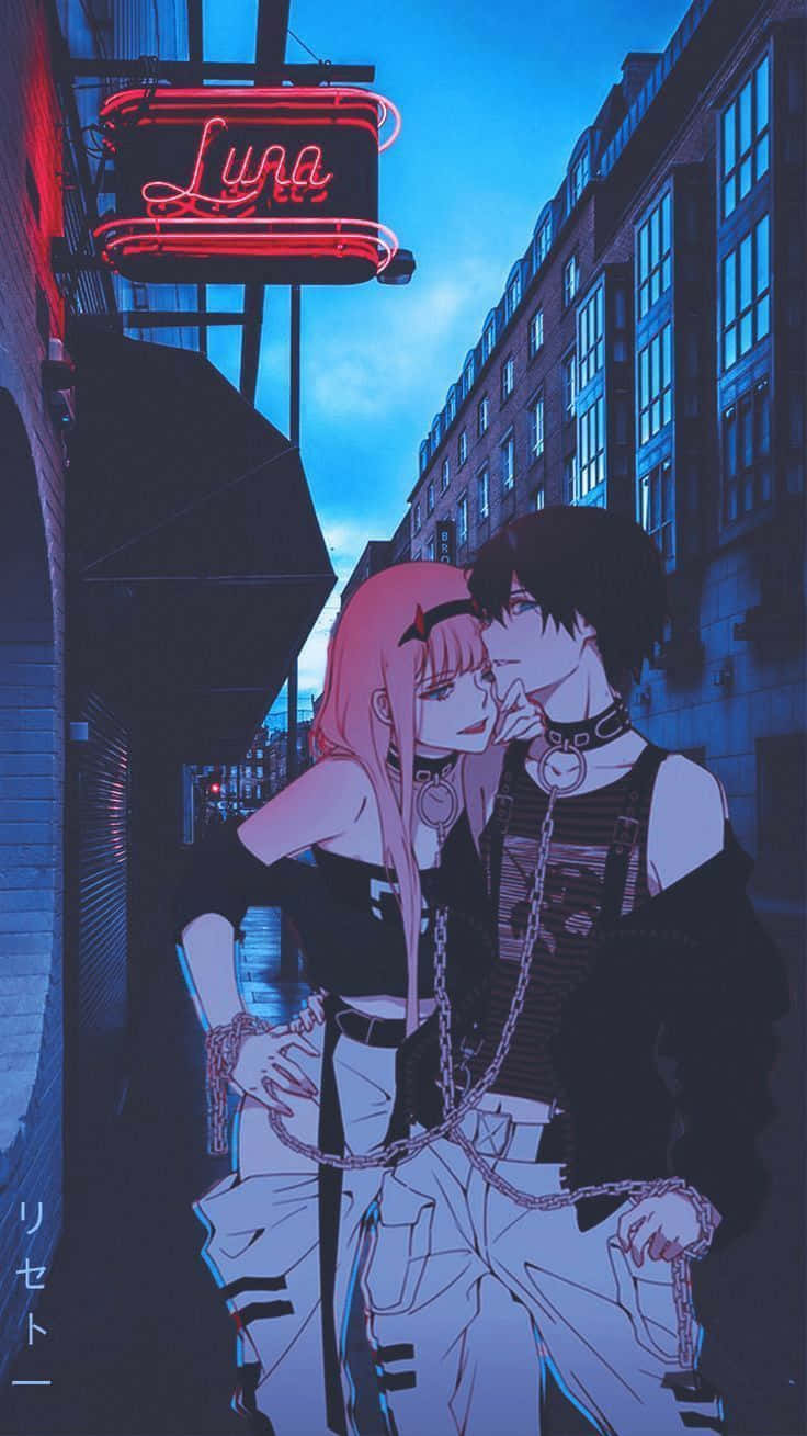 Cute Anime Couple 桌布 壁紙 — 一對風格化的動漫情侶在暮色中霓虹燈照亮的城市小巷裡，在發光的紅色「Luna」標誌下擁抱。