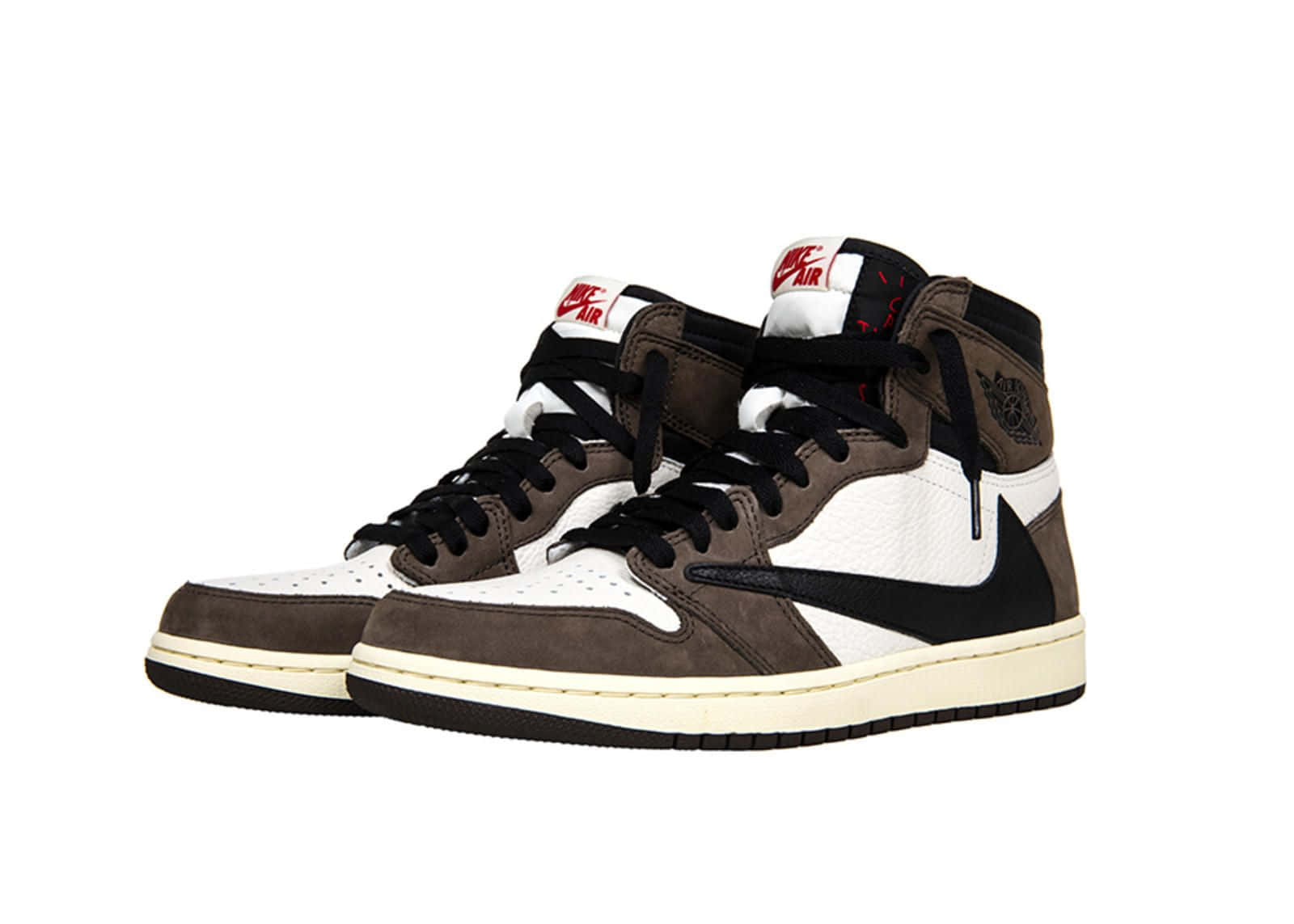 Travis Scott Jordan 1 桌布 壁紙 — 一對高筒Jordan 1運動鞋，棕色、白色和黑色，帶有紅色點綴，展示在乾淨的白色背景上。