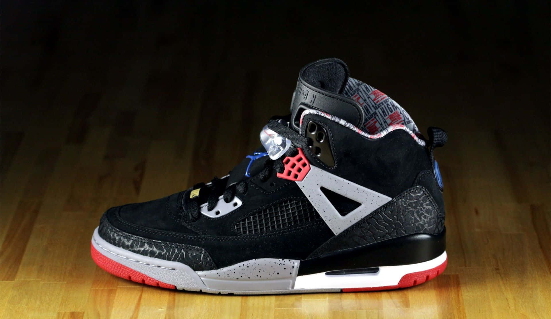 一對黑紅色Air Jordan 4波鞋放在木地板上 壁紙