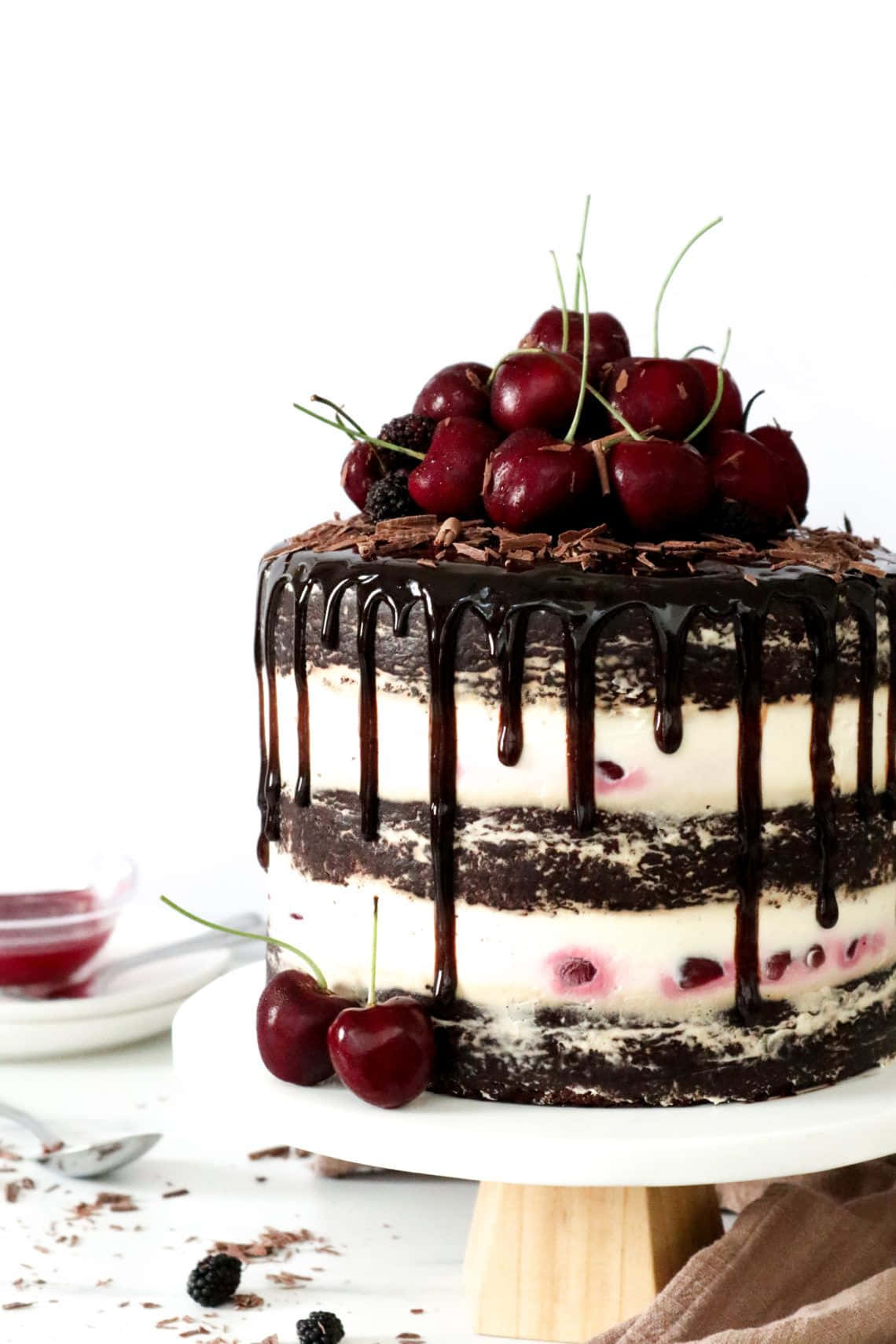 Black Forest Cake 桌布 壁紙 — 一層層頹廢的黑櫻桃蛋糕，上面有巧克力甘納許滴落和新鮮櫻桃。