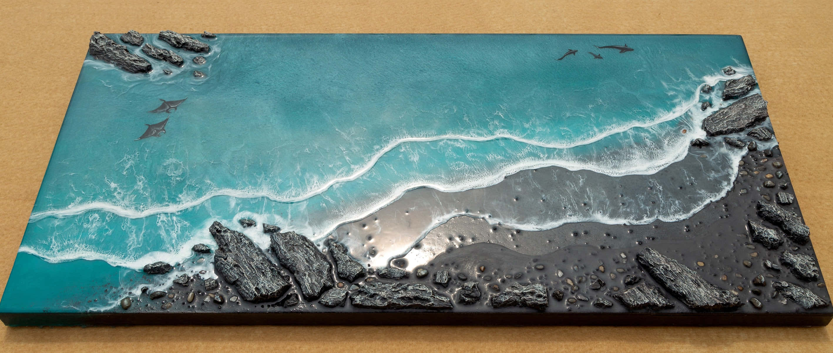 3d Ocean 桌布 壁紙 — 一幅3D樹脂藝術品，描繪了綠松石色的海浪拍打著深色火山岩，鳥兒在頭頂飛翔。