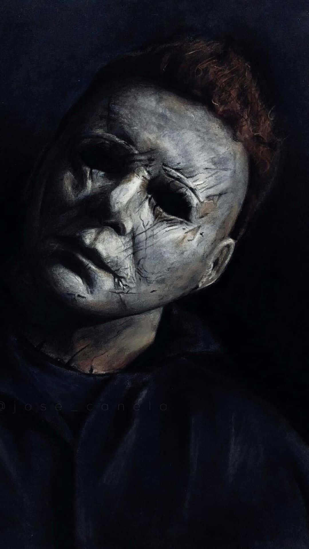米高邁亞斯 桌布 壁紙 — 一幅令人毛骨悚然的 Michael Myers 肖像，戴著破裂的白色面具和深色頭髮，背景為黑色。