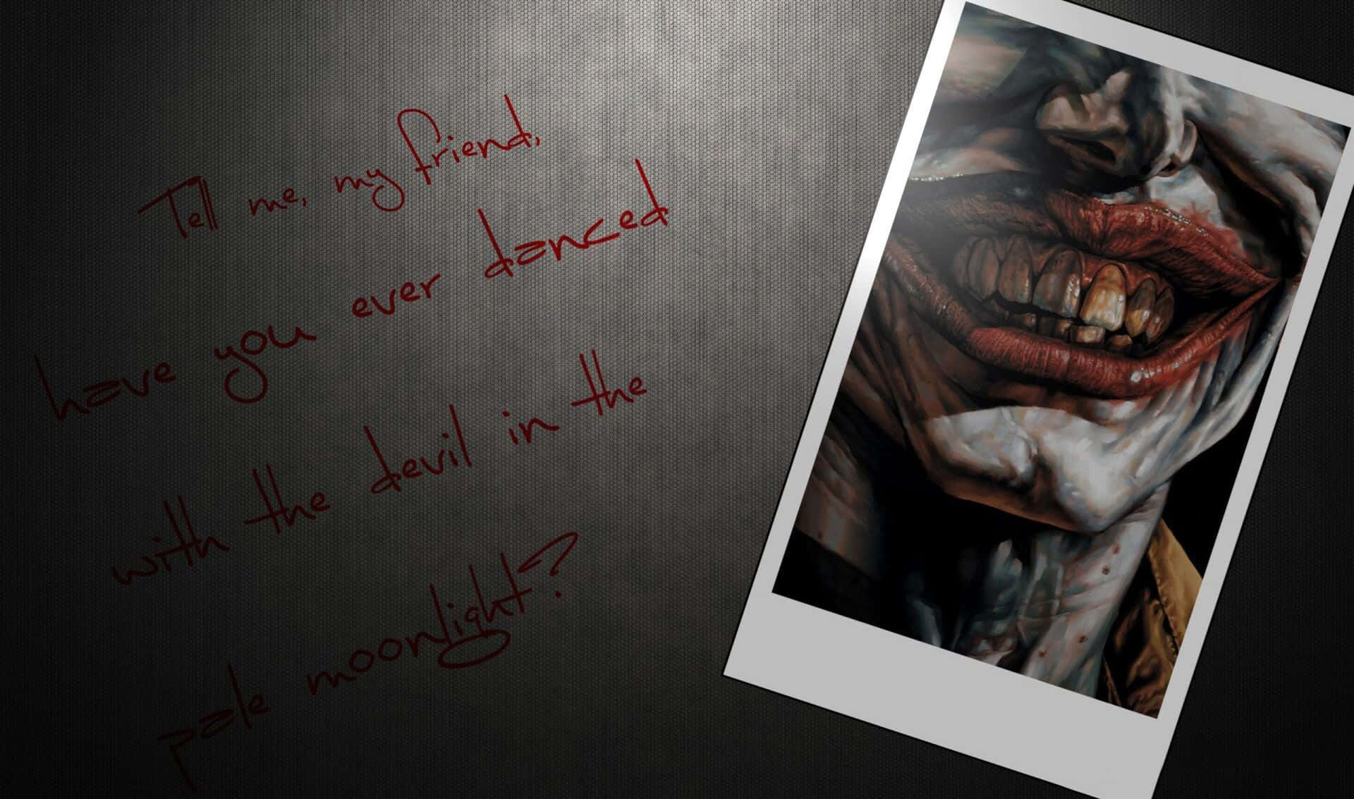 Joker Quotes 桌布 壁紙 — 一幅令人毛骨悚然的數碼藝術肖像，描繪一個咧嘴笑、沾滿血跡的臉龐，放在寶麗來相框內，旁邊是深色紋理牆上詭異的紅色手寫文字。