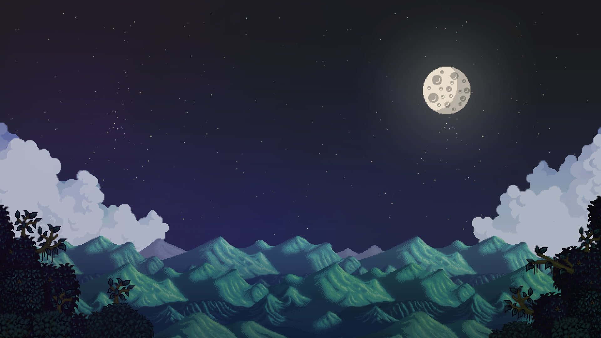 滿月照耀在星空下雲朵和樹木環繞的青綠色山脈上。
