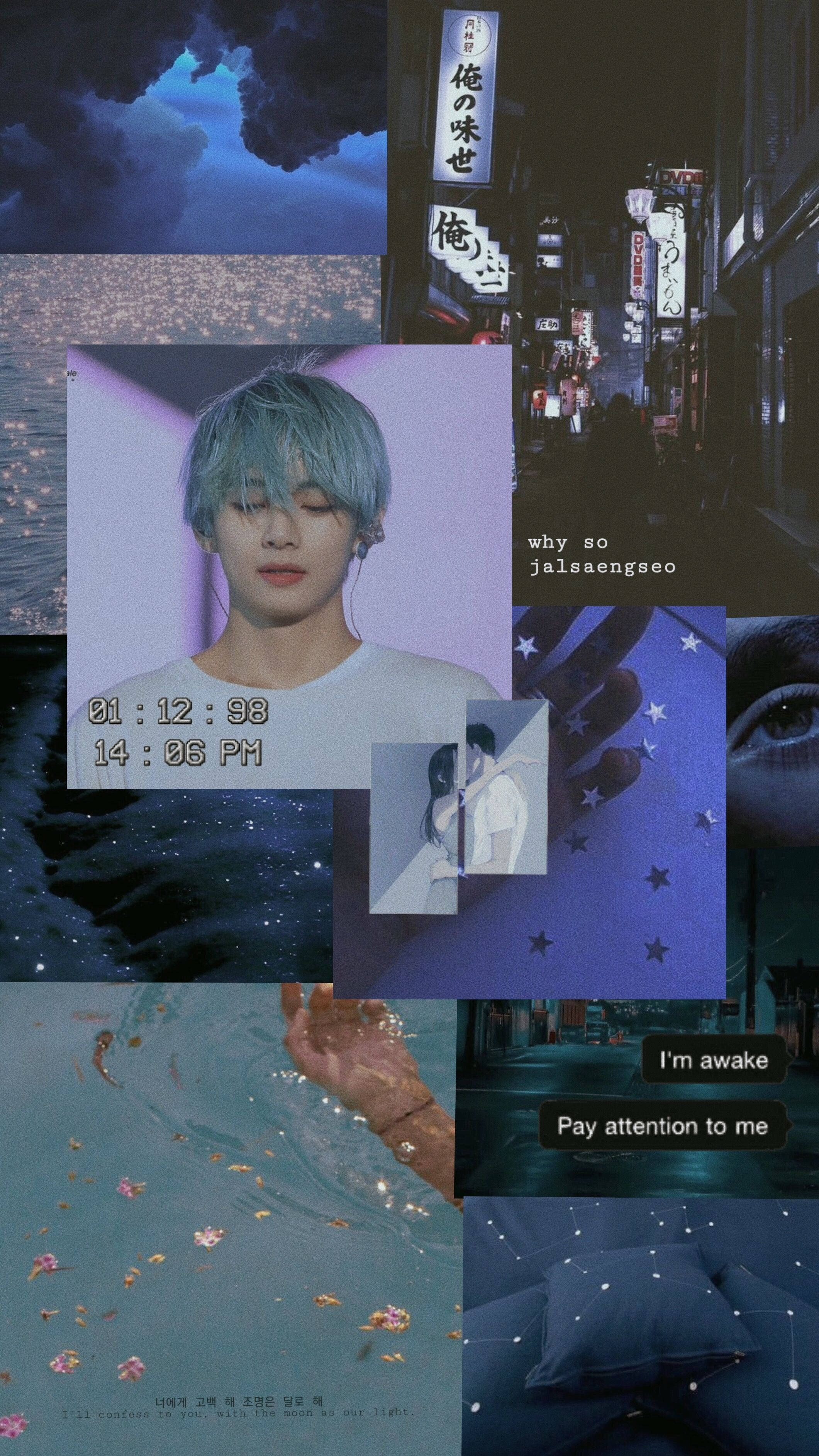 Kpop Aesthetic 桌布 壁紙 — 一幅充滿氛圍感的數碼拼貼畫，描繪了一位藍髮人物、城市夜景、星空以及深藍色和紫色調中飄浮的花瓣。