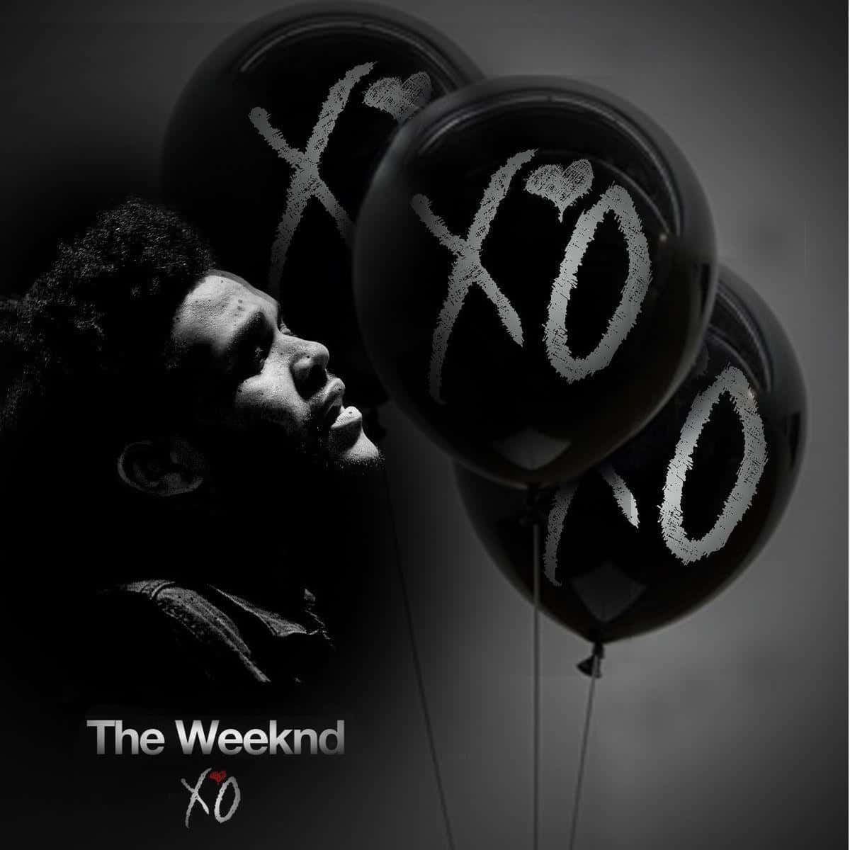  壁紙 — 一幅充滿氛圍感的黑白肖像，The Weeknd 仰望飄浮的氣球，上面以粉筆白色標有 XO。