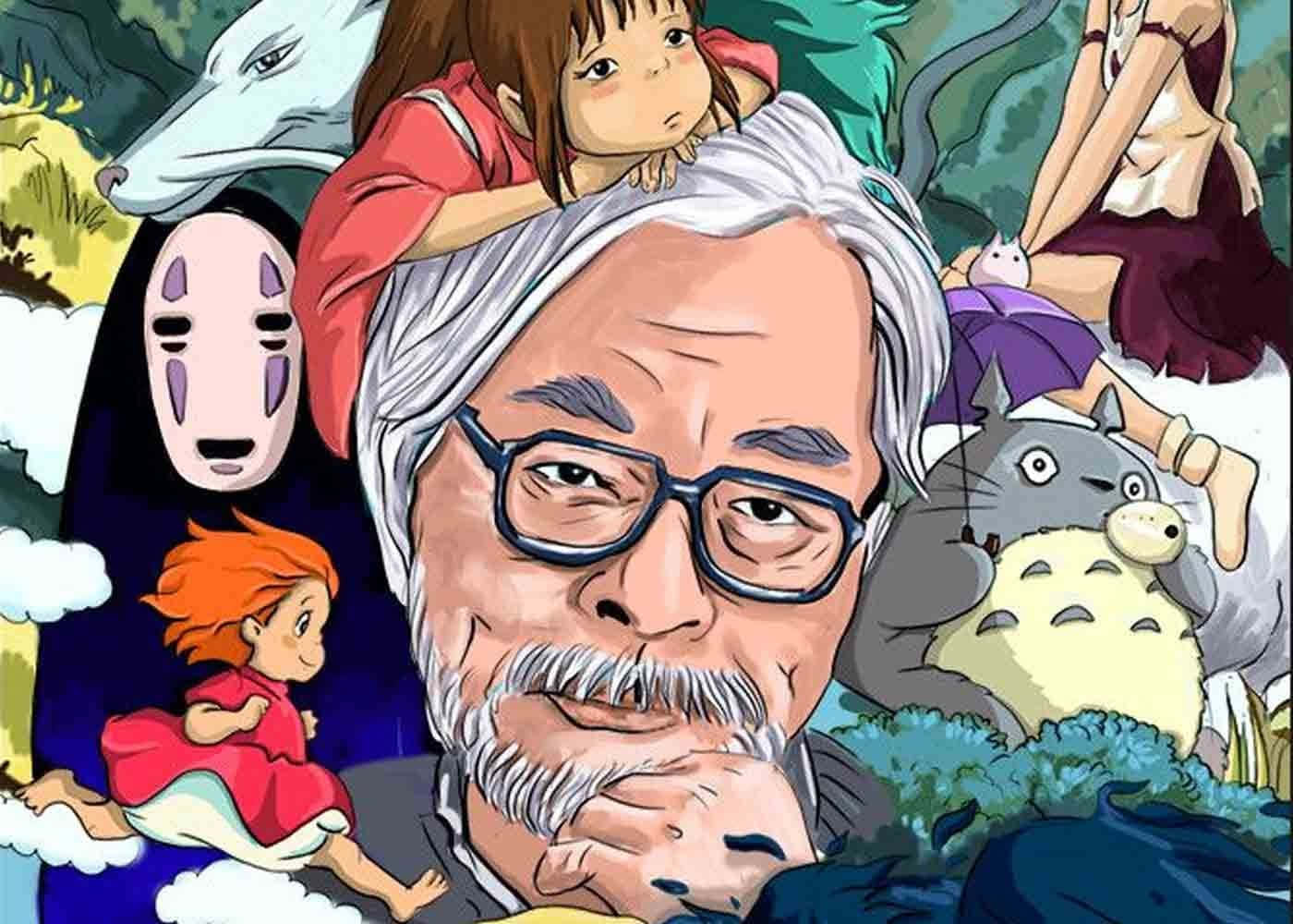 Hayao Miyazaki Movies 桌布 壁紙 — 一幅充滿活力的動畫致敬肖像，描繪宮崎駿被龍貓、無臉男和琪琪等標誌性角色環繞。