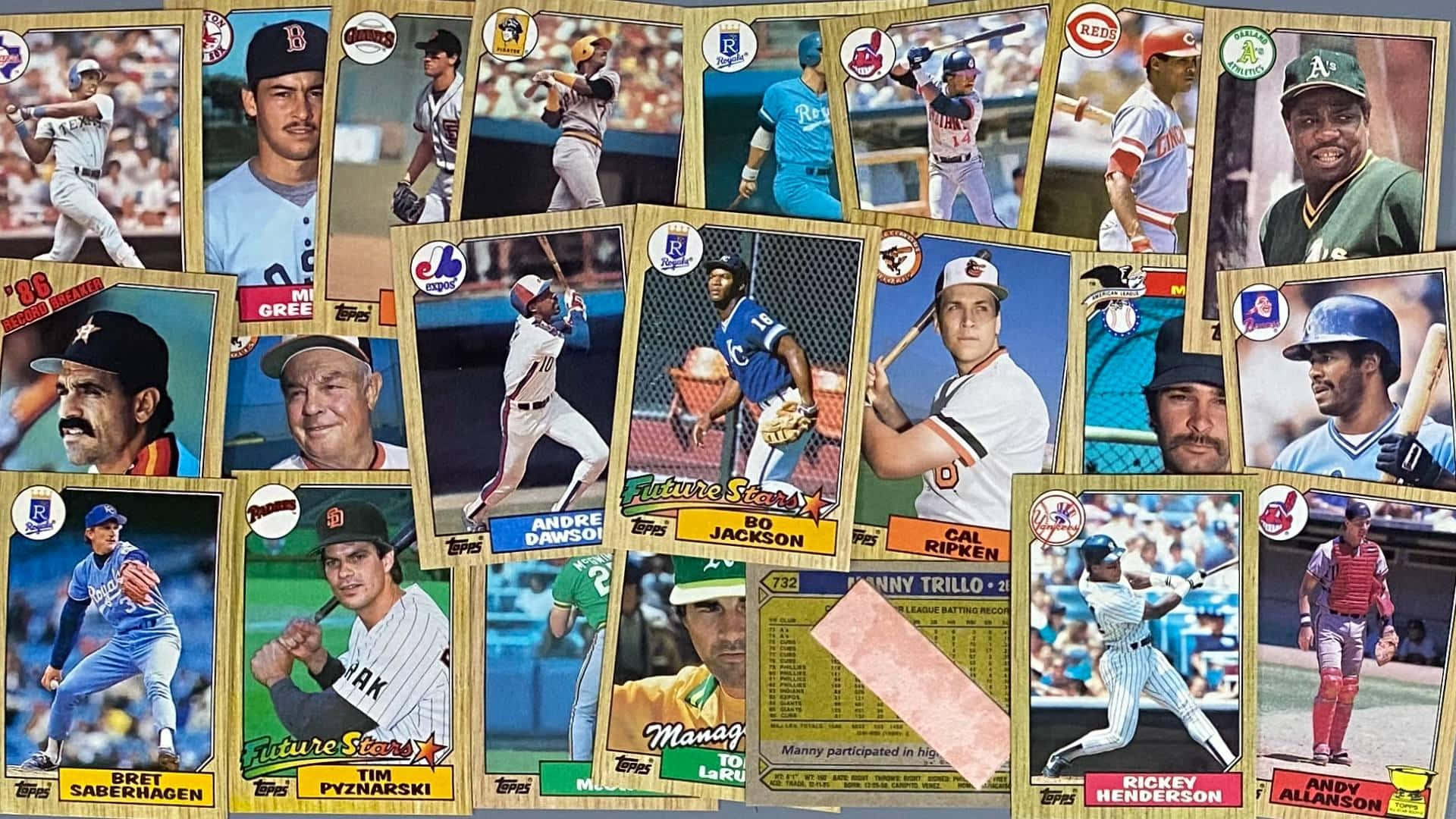 Baseball Cards 桌布 壁紙 — 一幅充滿活力的復古棒球交易卡拼貼畫，展示球員在球場背景下擺出動作姿勢和肖像。
