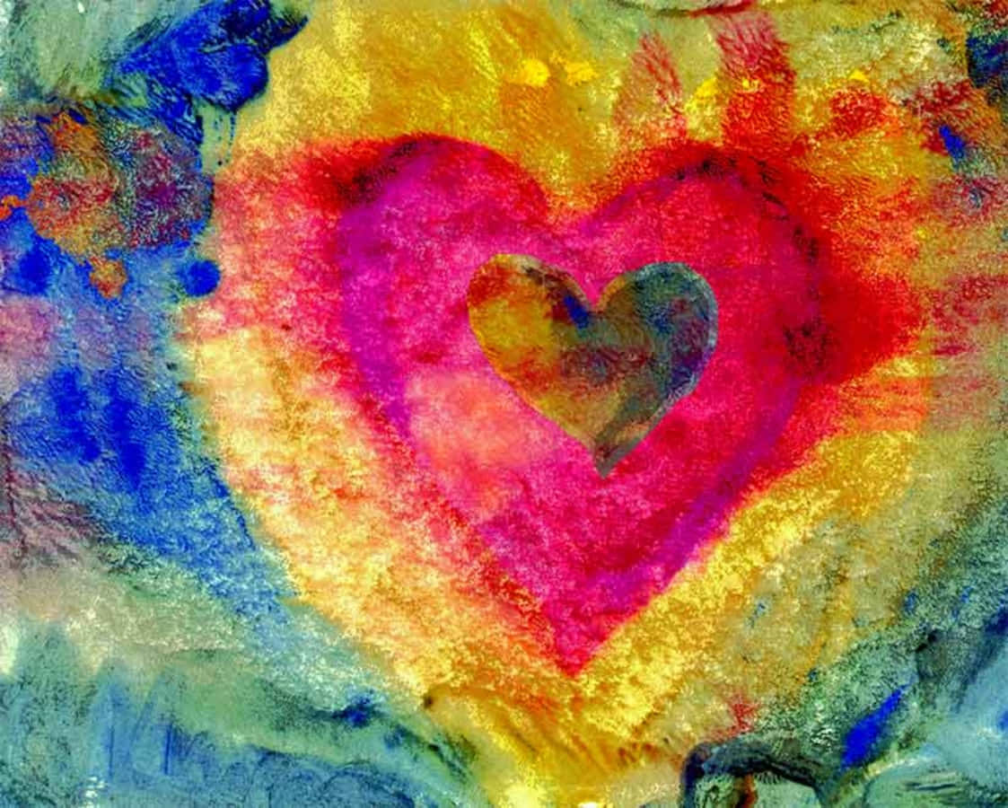 Heart Art 桌布 壁紙 — 一幅充滿活力的抽象畫，呈現一個發光的粉紅色心形，內部有一個深色心形，周圍環繞著旋轉的金色、藍色和紅色紋理。