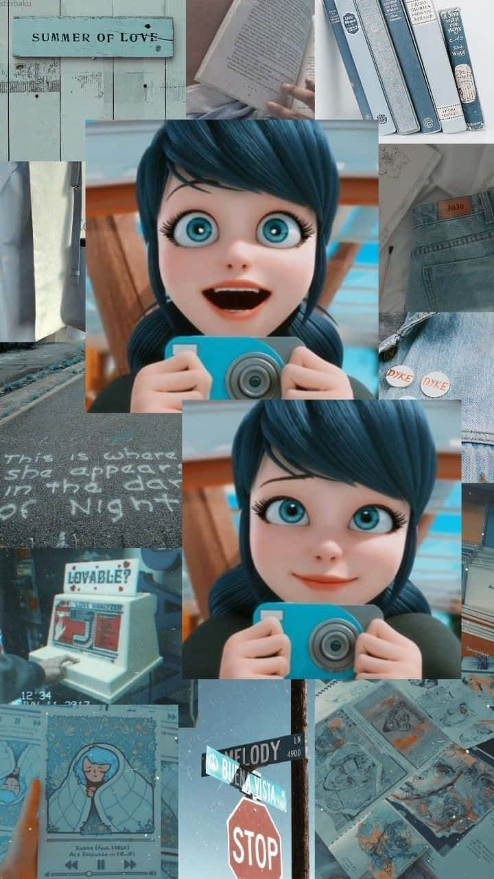 Marinette 桌布 壁紙 — 一幅充滿活力的拼貼畫，描繪一個驚訝的動畫女孩，藍眼睛，拿著相機，周圍環繞著書籍、街道標誌、漫畫和牛仔布。