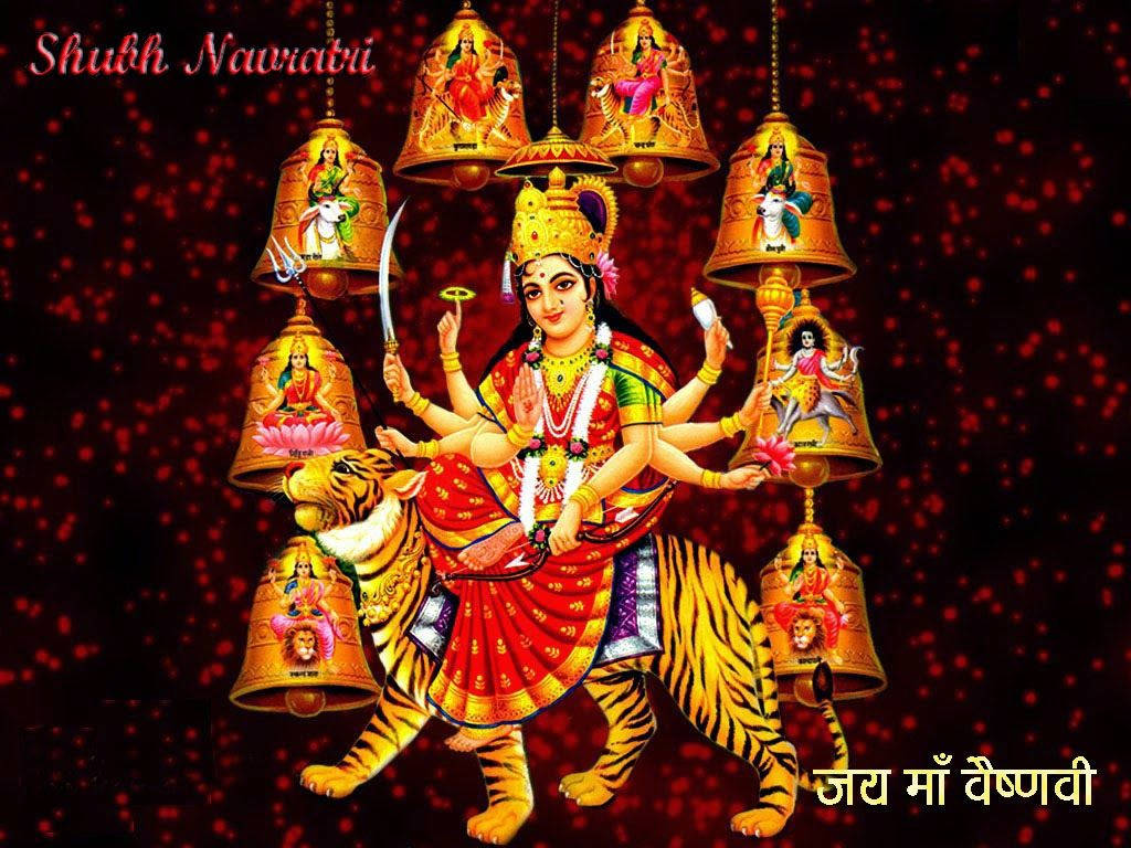 Vaishno Devi 桌布 壁紙 — 一幅充滿活力的插圖，描繪印度教女神杜爾迦騎著老虎，周圍環繞著九個金色鈴鐺，每個鈴鐺內含一位神祇，背景是閃閃發光的紅色。