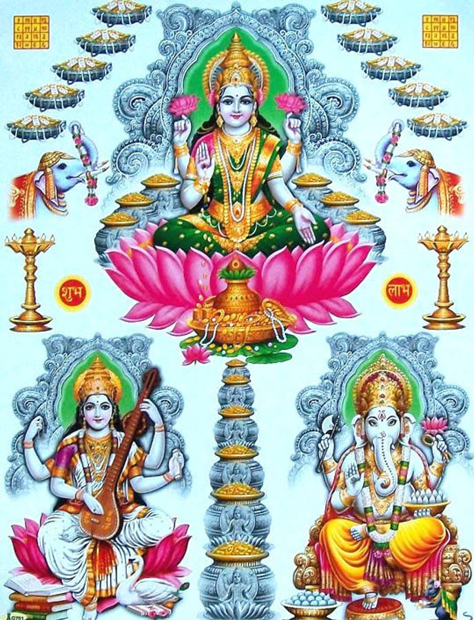 laxmi ganesh saraswati 桌布 壁紙 — 一幅充滿活力的插圖，描繪印度教神祇薩拉斯瓦蒂、象頭神和吉祥天女坐在蓮花上，飾有華麗的金色供品和大象，呈現對稱的神聖構圖。
