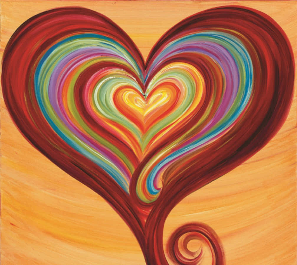 Heart Art 桌布 壁紙 — 一幅充滿活力的旋轉心形畫作，彩虹色調從金色核心散發出來，映襯在溫暖的木質背景上。