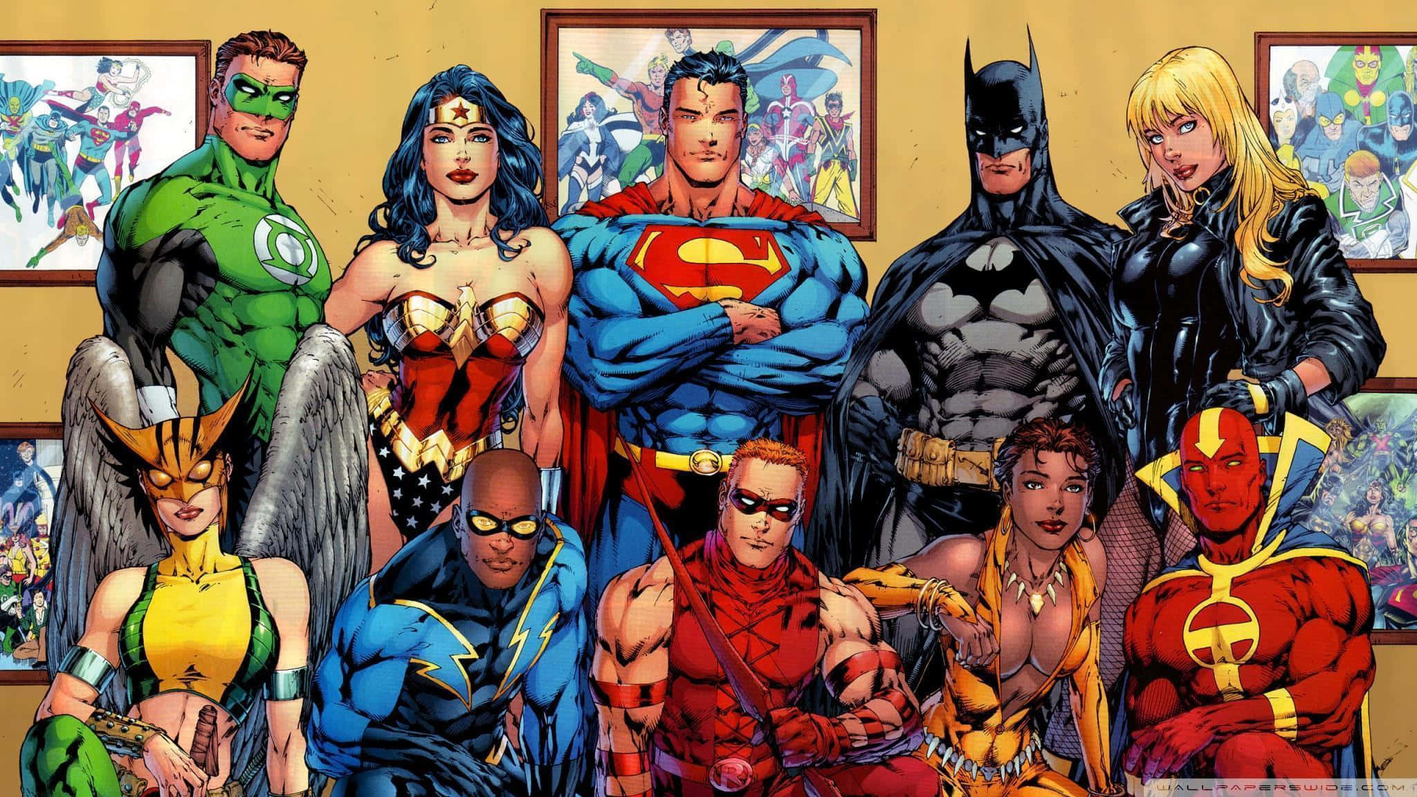 Animated Superhero Movies 桌布 壁紙 — 一幅充滿活力的漫畫書插圖，描繪了標誌性的DC超級英雄，如超人、神奇女俠和蝙蝠俠，一起在畫廊環境中擺姿勢。
