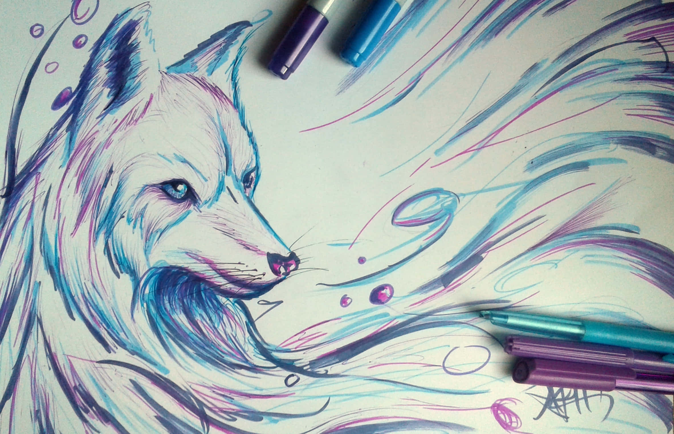 型狼 桌布 壁紙 — 一幅充滿活力的狐狸插圖，擁有流動的藍色和紫色毛髮，周圍環繞著藝術性的馬克筆筆觸和散落在白紙上的筆。