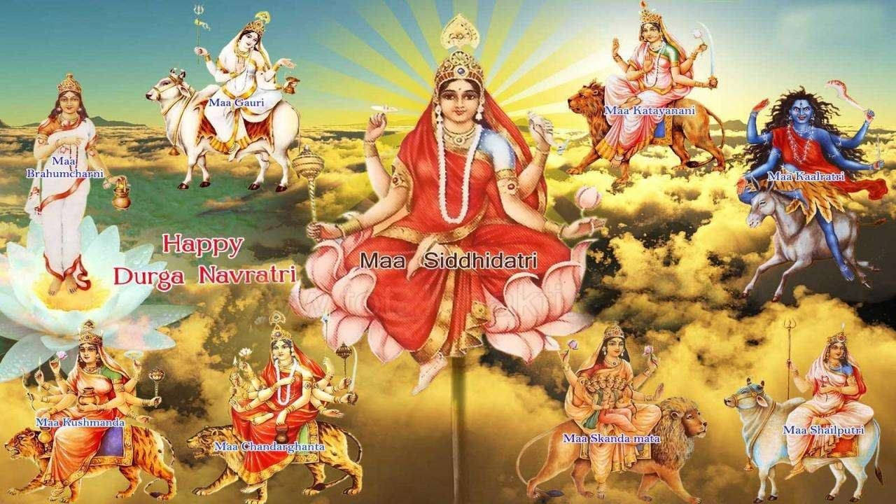 Durga 桌布 壁紙 — 一幅充滿活力的神聖插圖，以Maa Siddhidatri為中心，被八個其他杜爾迦形態騎在神話野獸上，背景是金色天空。