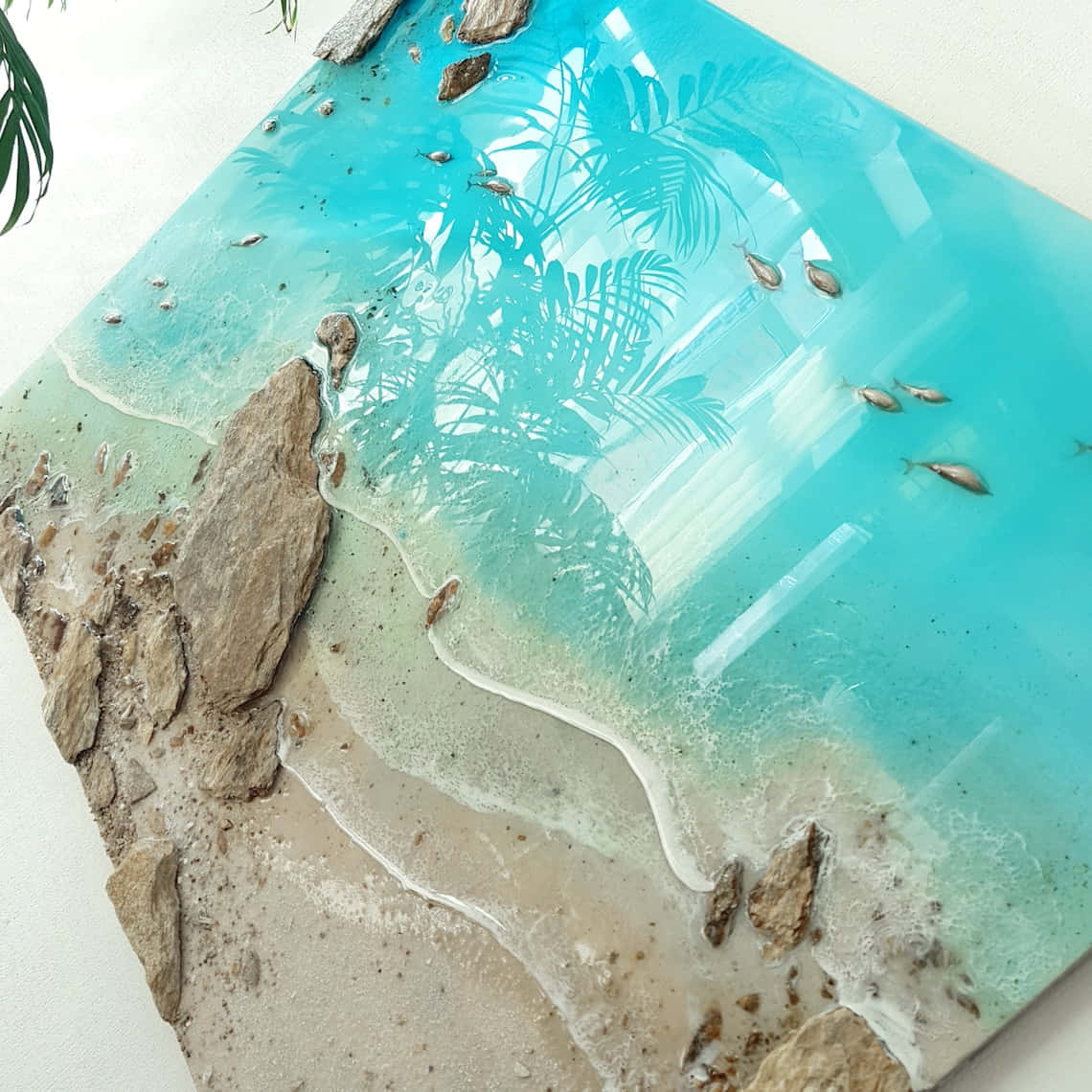 3d Ocean 桌布 壁紙 — 一幅充滿活力的綠松石樹脂藝術品，描繪了熱帶海灘，有棕櫚葉和魚在清澈的水中游動。