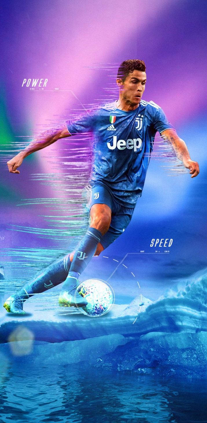 Ronaldo 桌布 壁紙 — 一幅動態數碼藝術描繪基斯坦奴·朗拿度身穿藍色祖雲達斯球衣，在充滿活力的紫色和藍色抽象背景前，以動態模糊效果盤球。