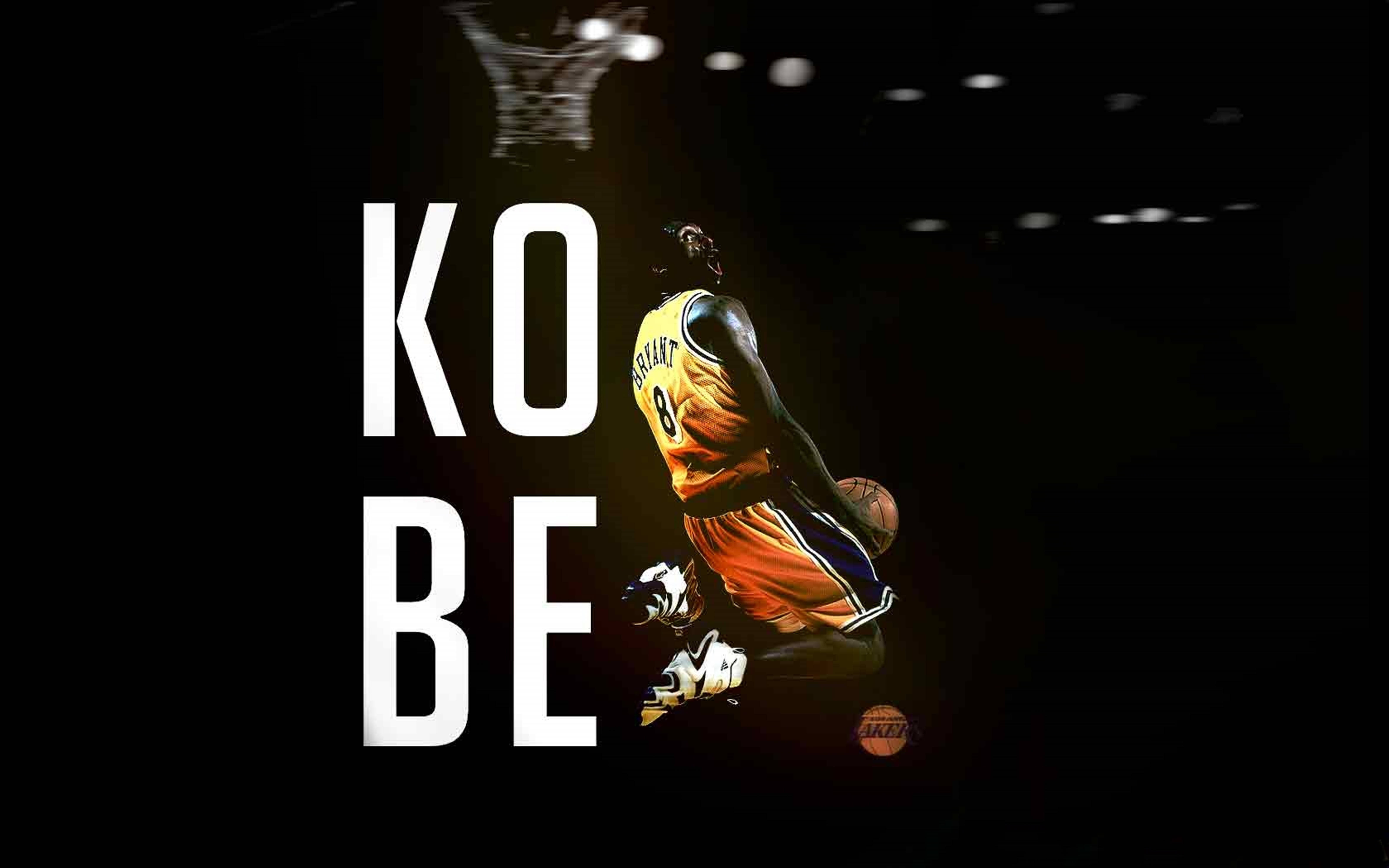 Kobe 桌布 壁紙 — 一幅動態數碼藝術描繪高比拜仁身穿湖人球衣在半空中，背景深色並有粗體白色文字。