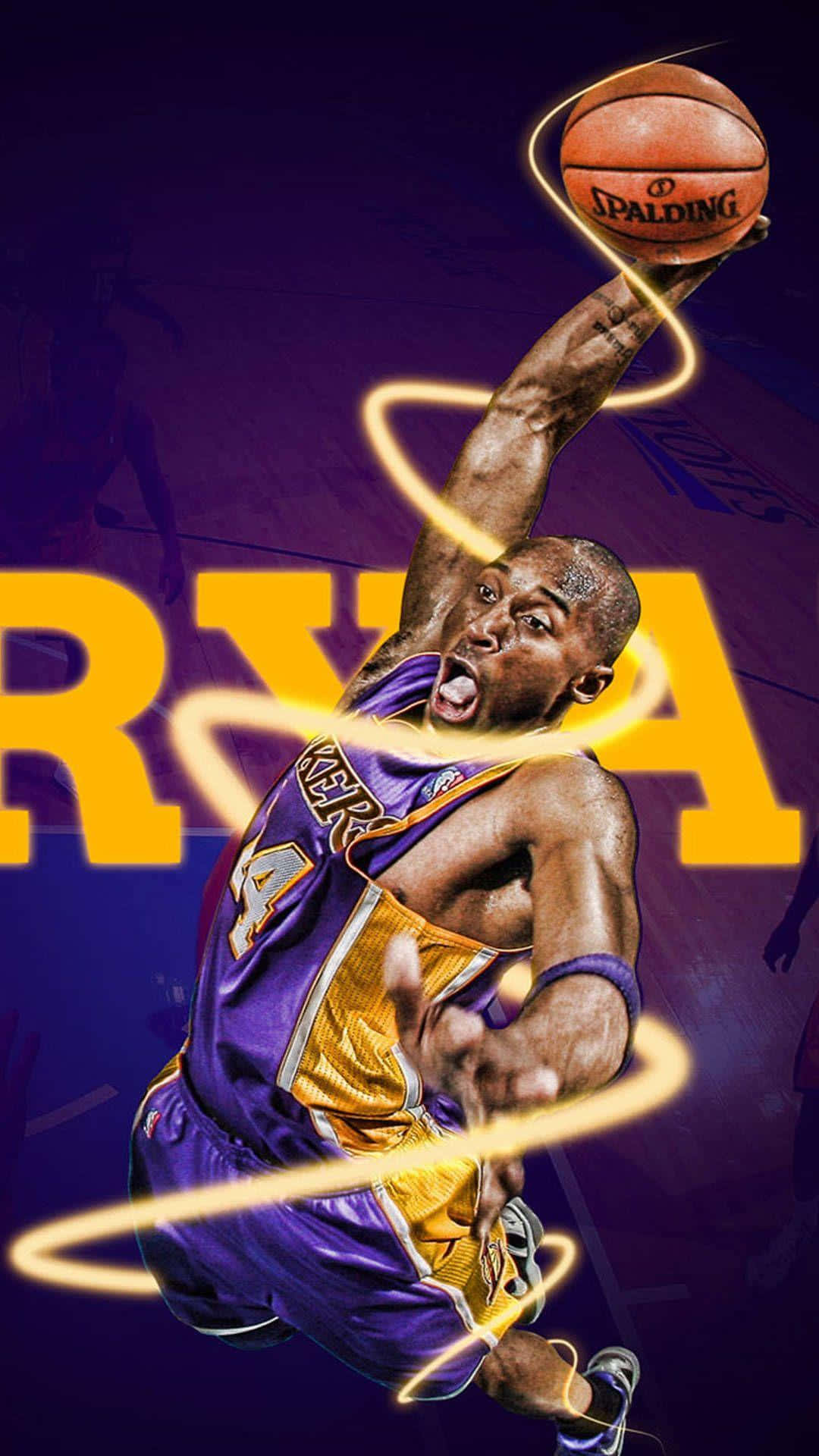 Kobe 桌布 壁紙 — 一幅動態數碼藝術描繪高比拜仁身穿紫金色湖人球衣，在半空中入樽Spalding籃球，並帶有發光的黃色運動軌跡。