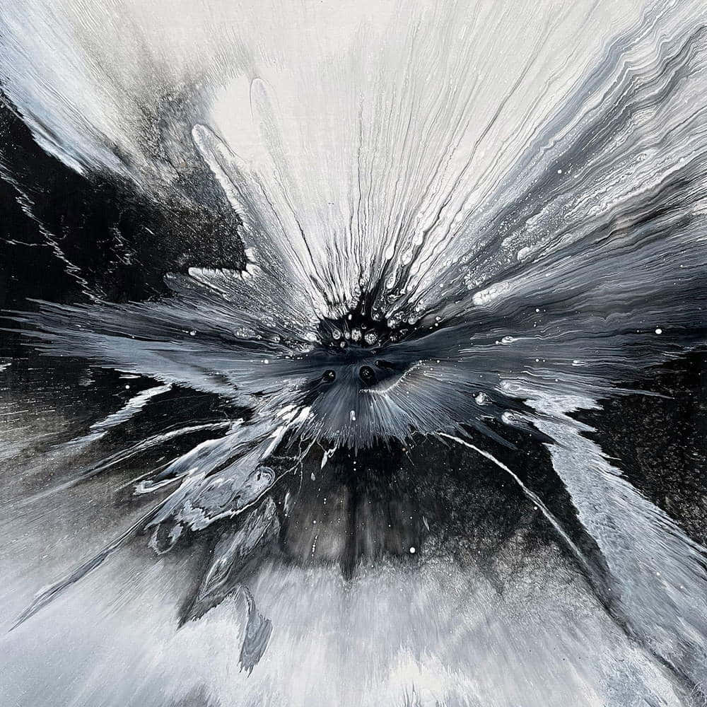 Black And White Painting 桌布 壁紙 — 一幅動態黑白抽象畫，從中央深色核心向外輻射，帶有爆炸性筆觸和飛濺。
