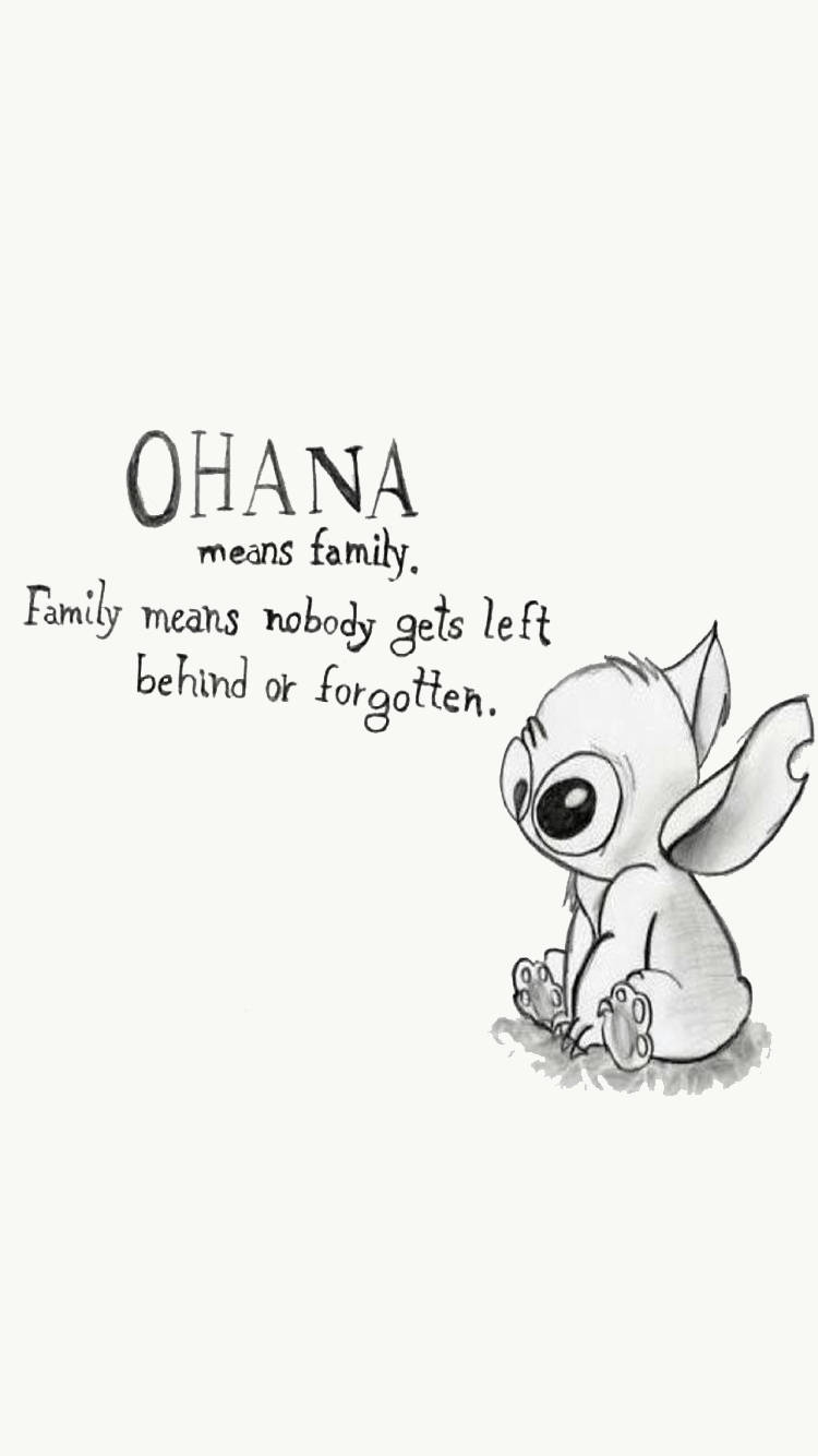 莉洛與史迪奇 桌布 壁紙 — 一幅史迪奇的素描，坐在一句手寫文字「Ohana 意味著家人」旁邊，背景簡潔。
