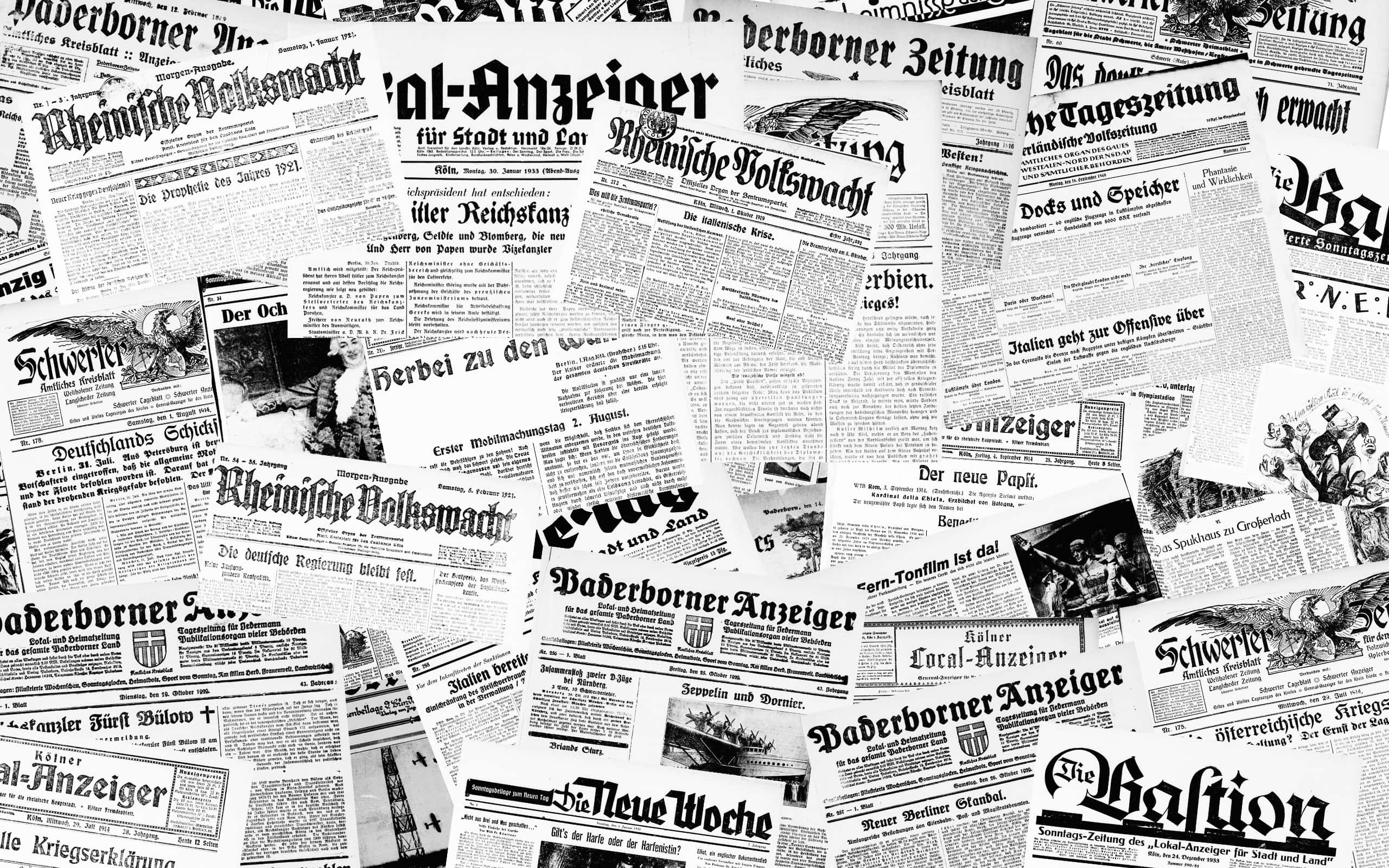 Black And White Newspaper 桌布 壁紙 — 一幅單色拼貼畫，由復古德國報紙重疊成混亂的層次，展示歷史頭條和戰爭圖像。
