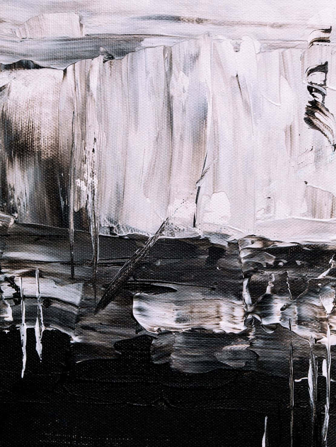 Black And White Painting 桌布 壁紙 — 一幅單色油畫描繪了一個陡峭的瀑布，以紋理筆觸和戲劇性對比流入黑暗的水池。