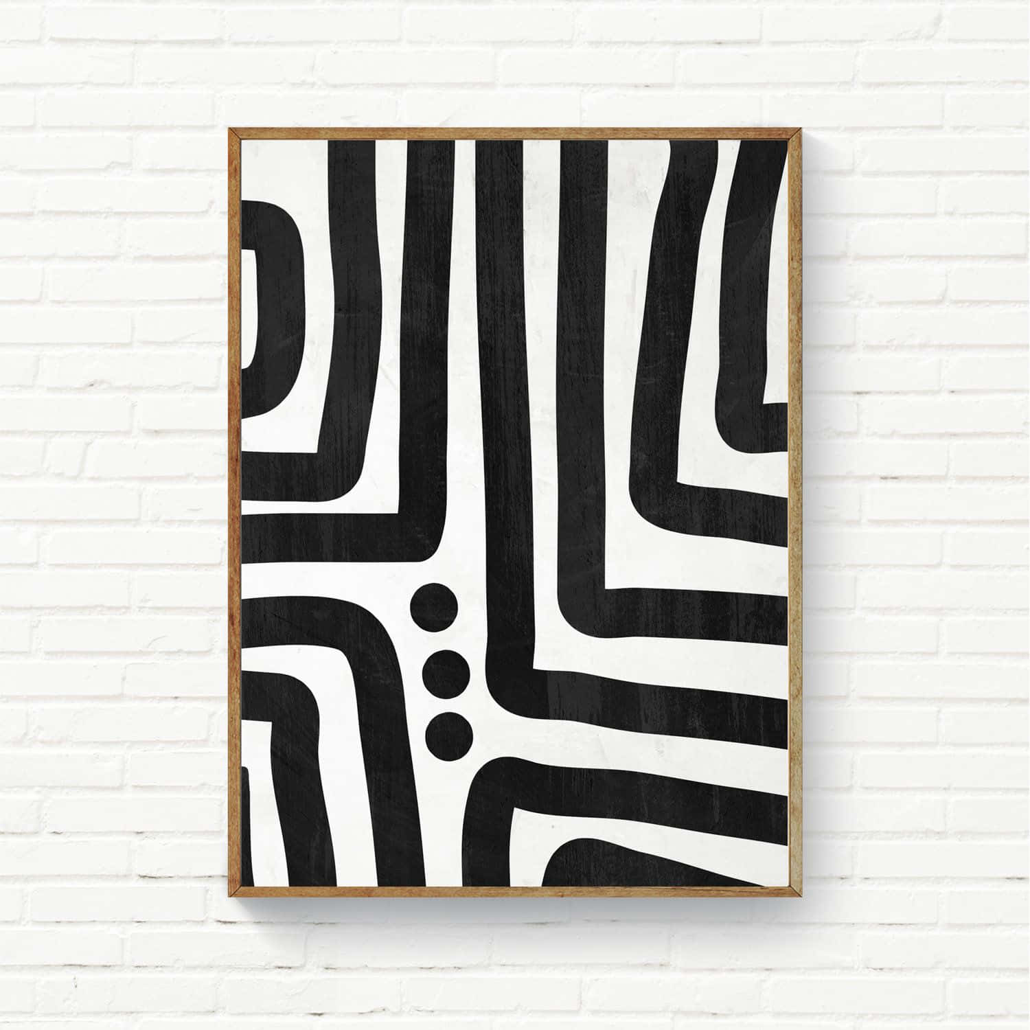 Modern Minimalist Art 桌布 壁紙 — 一幅大膽的黑白抽象藝術品，帶有粗幾何線條和圓點，掛在白色磚牆上的木框內。