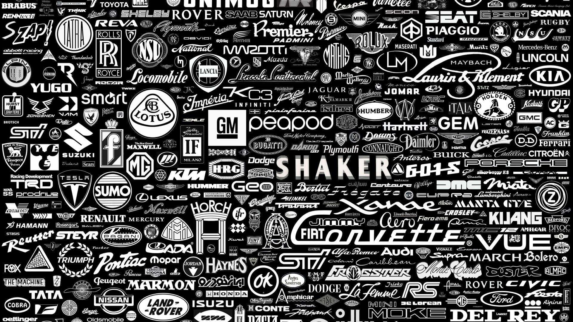 Car Logo 桌布 壁紙 — 一幅密集的黑白拼貼畫，包含復古和現代汽車標誌及品牌名稱，採用多種字體和形狀。