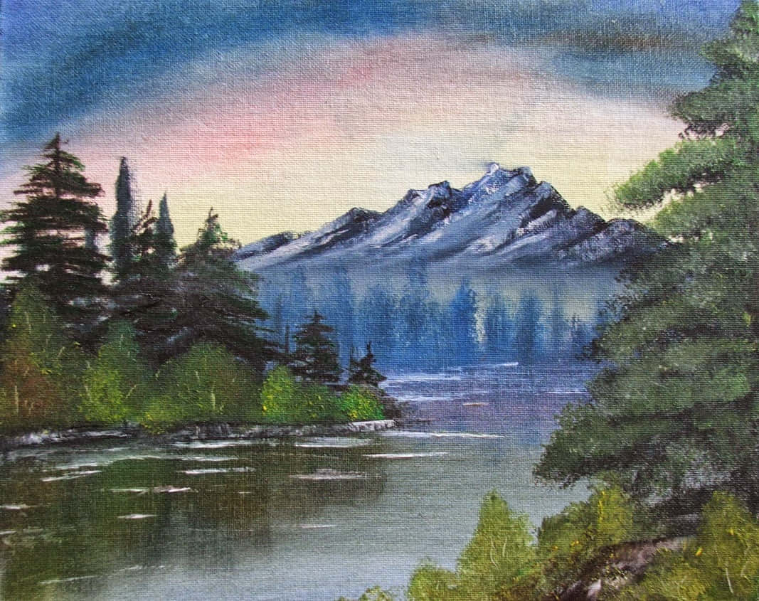 一幅寧靜湖泊與美麗天空的畫作 壁紙 — 黃昏時分寧靜的山間湖泊，白雪覆蓋的山峰倒映在平靜的水面上，四周環繞著常綠樹木。