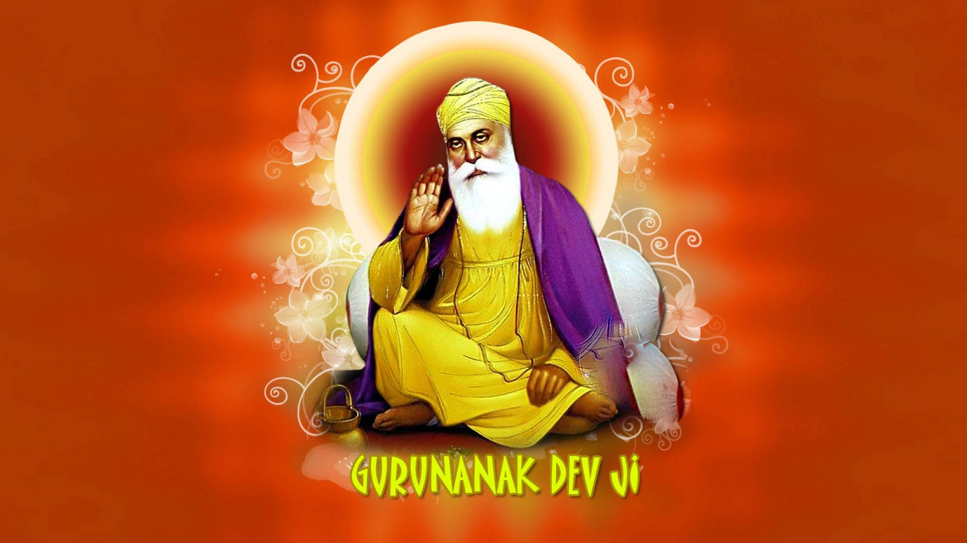 guru nanak dev ji 桌布 壁紙 — 一幅寧靜的插圖，描繪 Guru Nanak Dev Ji 身穿金色長袍和紫色披肩，坐在溫暖的橙色背景前，背景飾有花卉漩渦，頭頂散發光環。