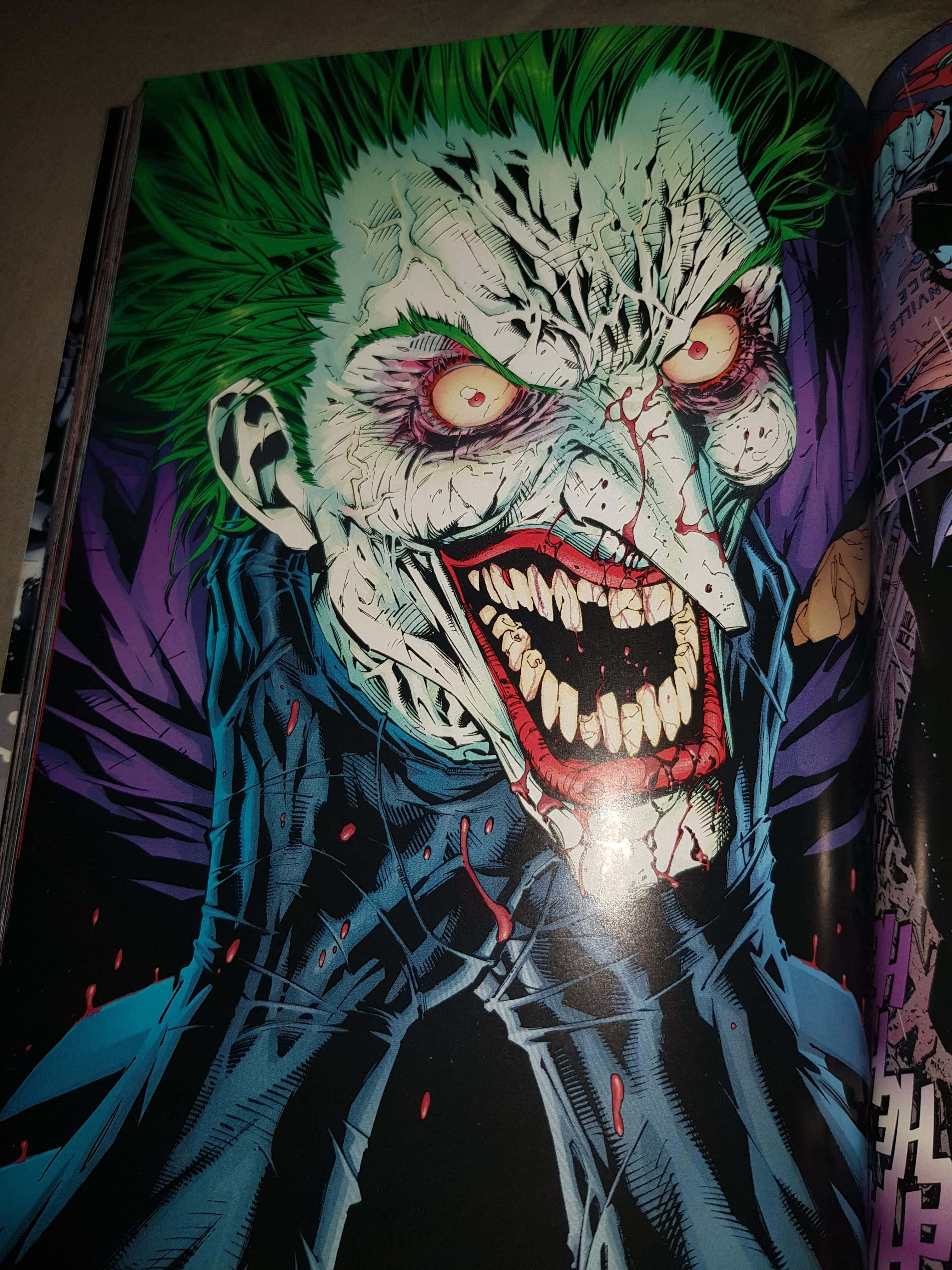 Batman Hush 桌布 壁紙 — 一幅帶有威脅性的漫畫插圖，描繪小丑擁有綠色頭髮、血淋淋的笑容和發光的眼睛，背景為深紫色。