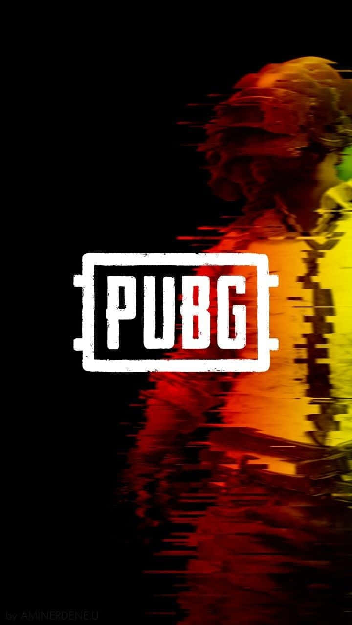 Pubg Logo 桌布 壁紙 — 一幅帶有故障效果的數碼藝術作品，以黑色背景襯托PUBG標誌及模糊的士兵剪影，呈現火紅與金黃色調。