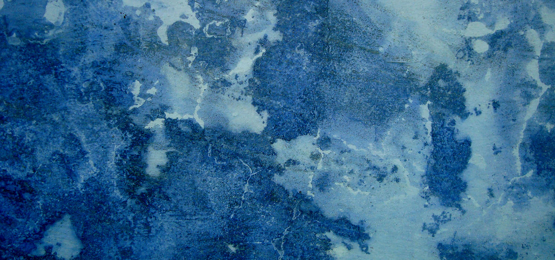 Blue Marble 桌布 壁紙 — 一幅帶有紋理的抽象畫，採用深藍色和白色，帶有漩渦狀筆觸和斑駁圖案。